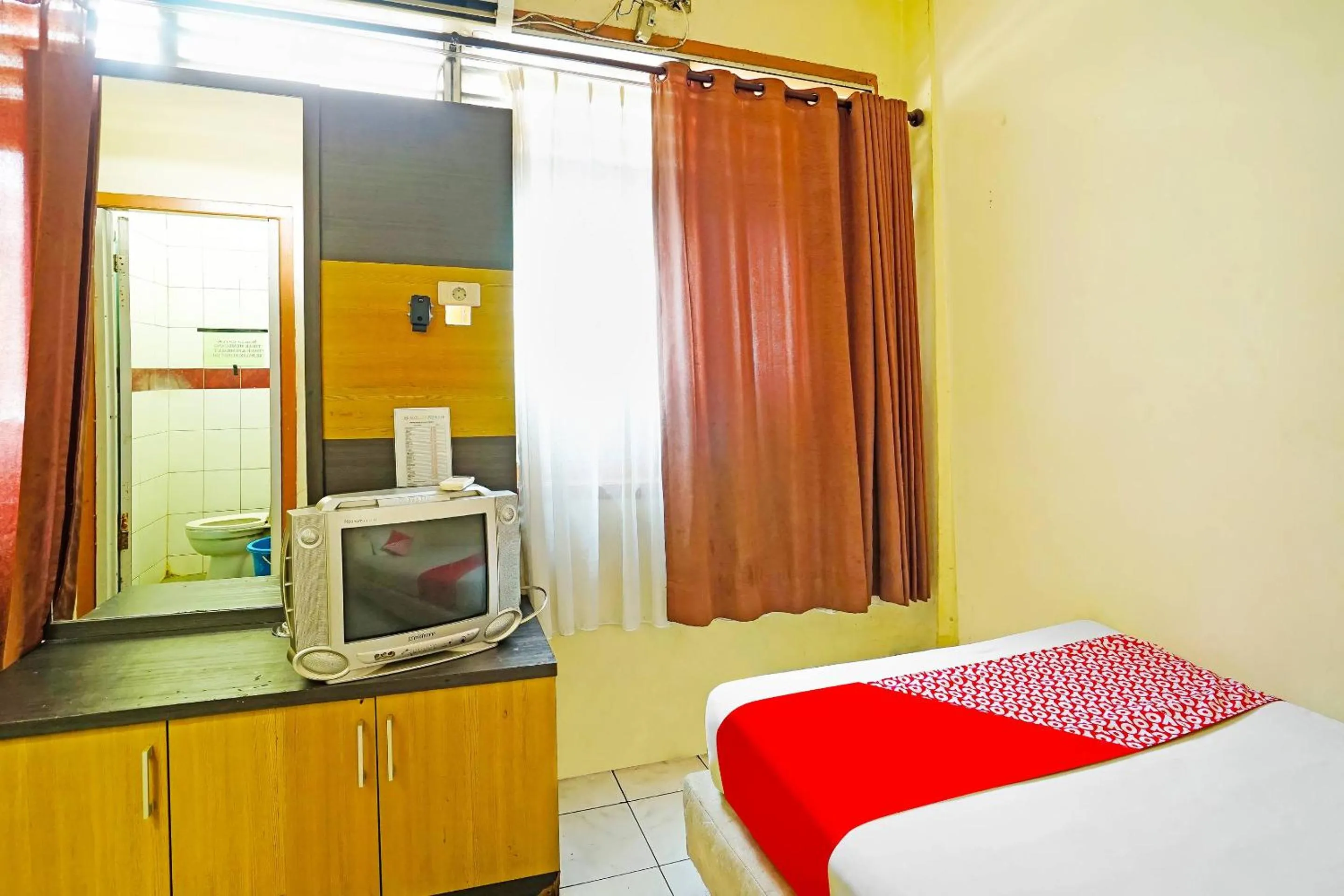 TV and multimedia, TV/Entertainment Center in OYO 90390 Hotel Rd Premium