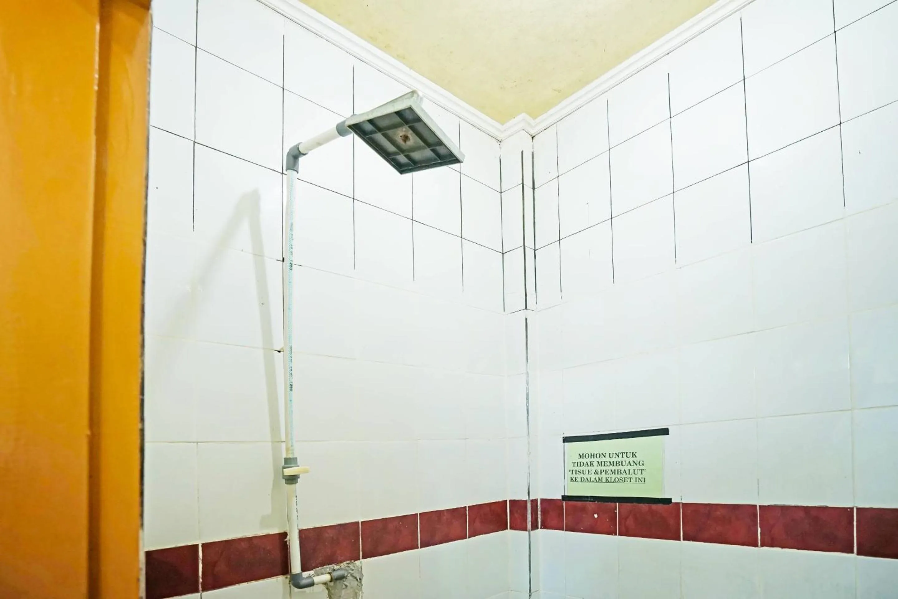 Bathroom in OYO 90390 Hotel Rd Premium