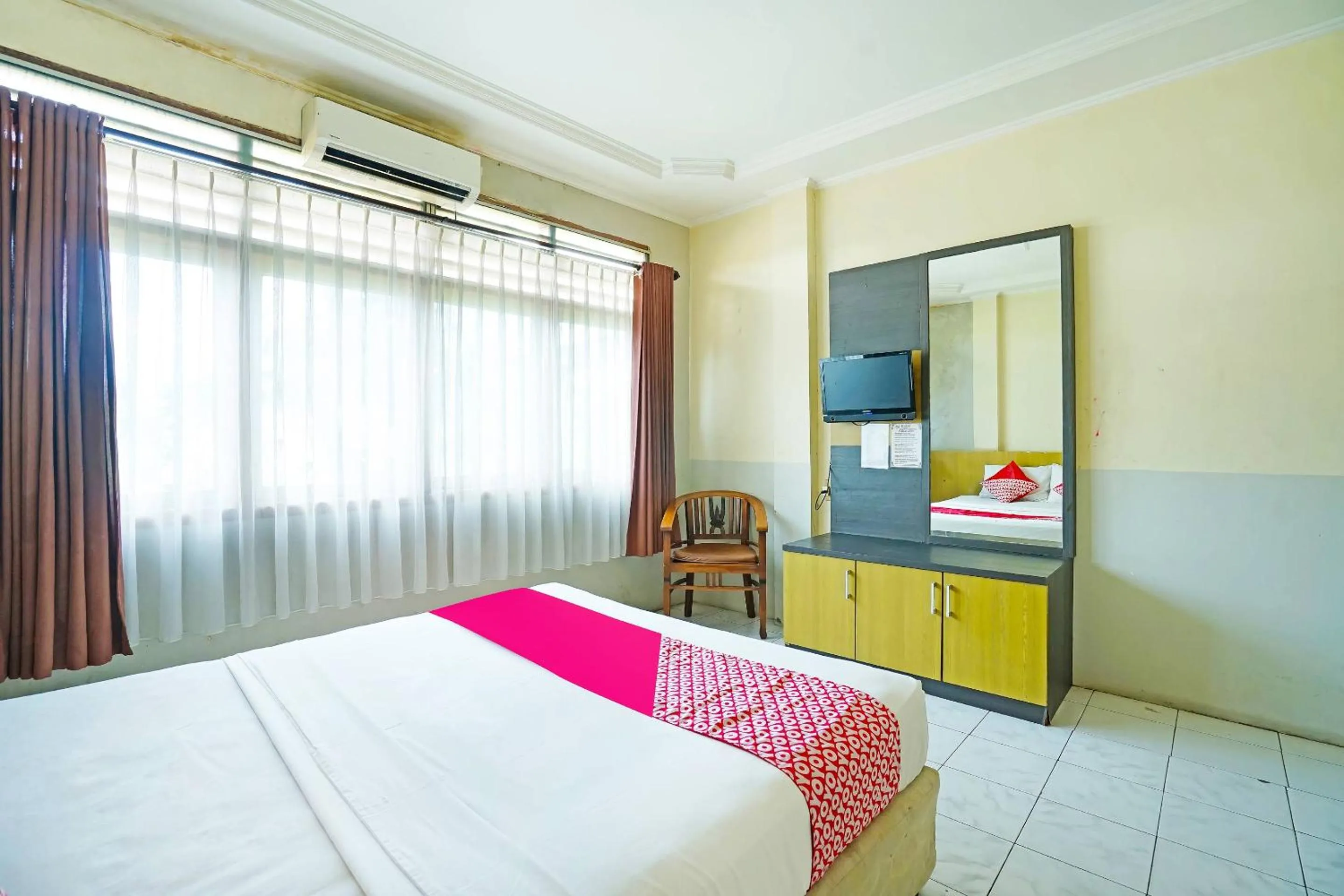 Bedroom in OYO 90390 Hotel Rd Premium