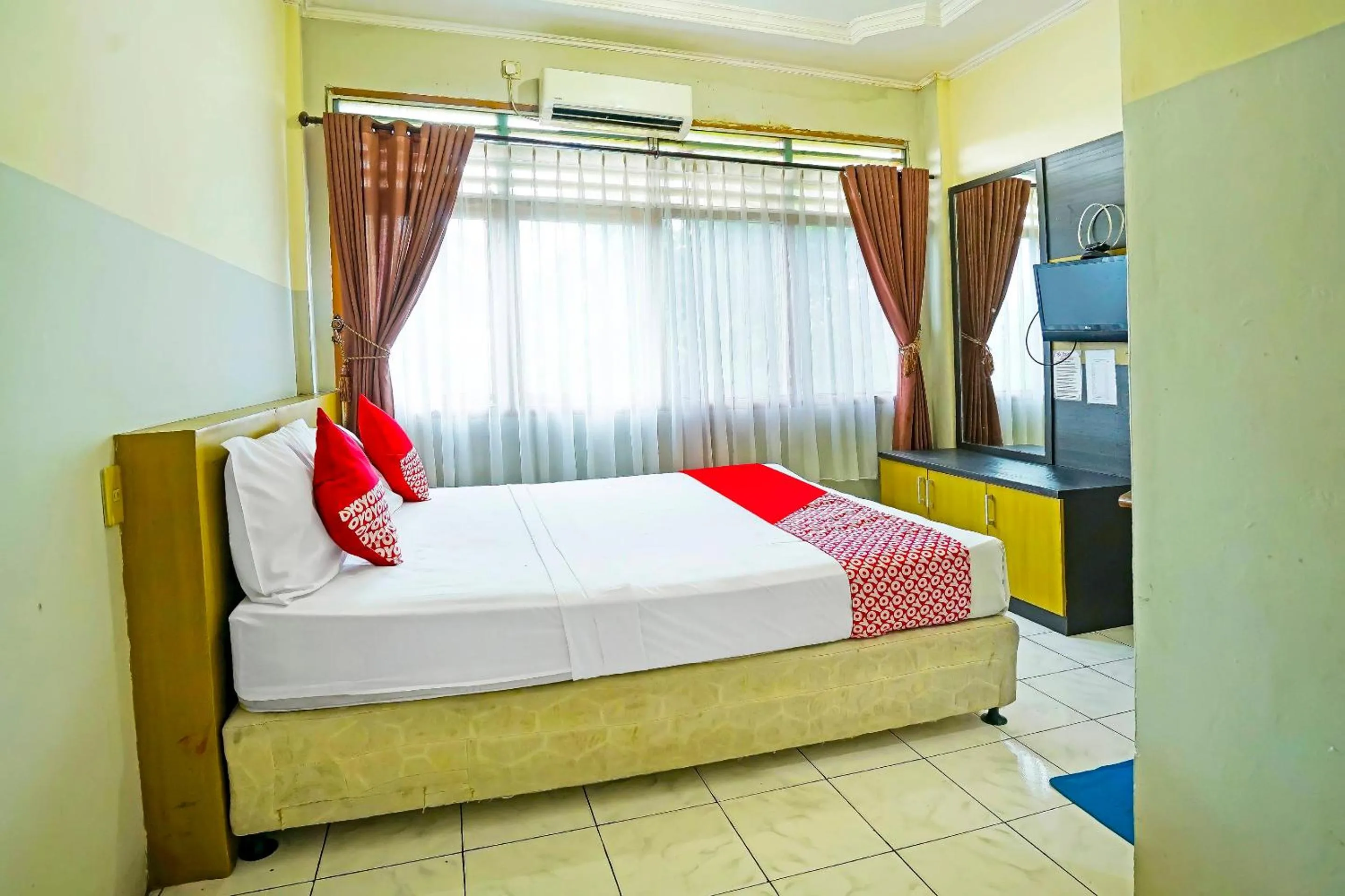 Bedroom in OYO 90390 Hotel Rd Premium