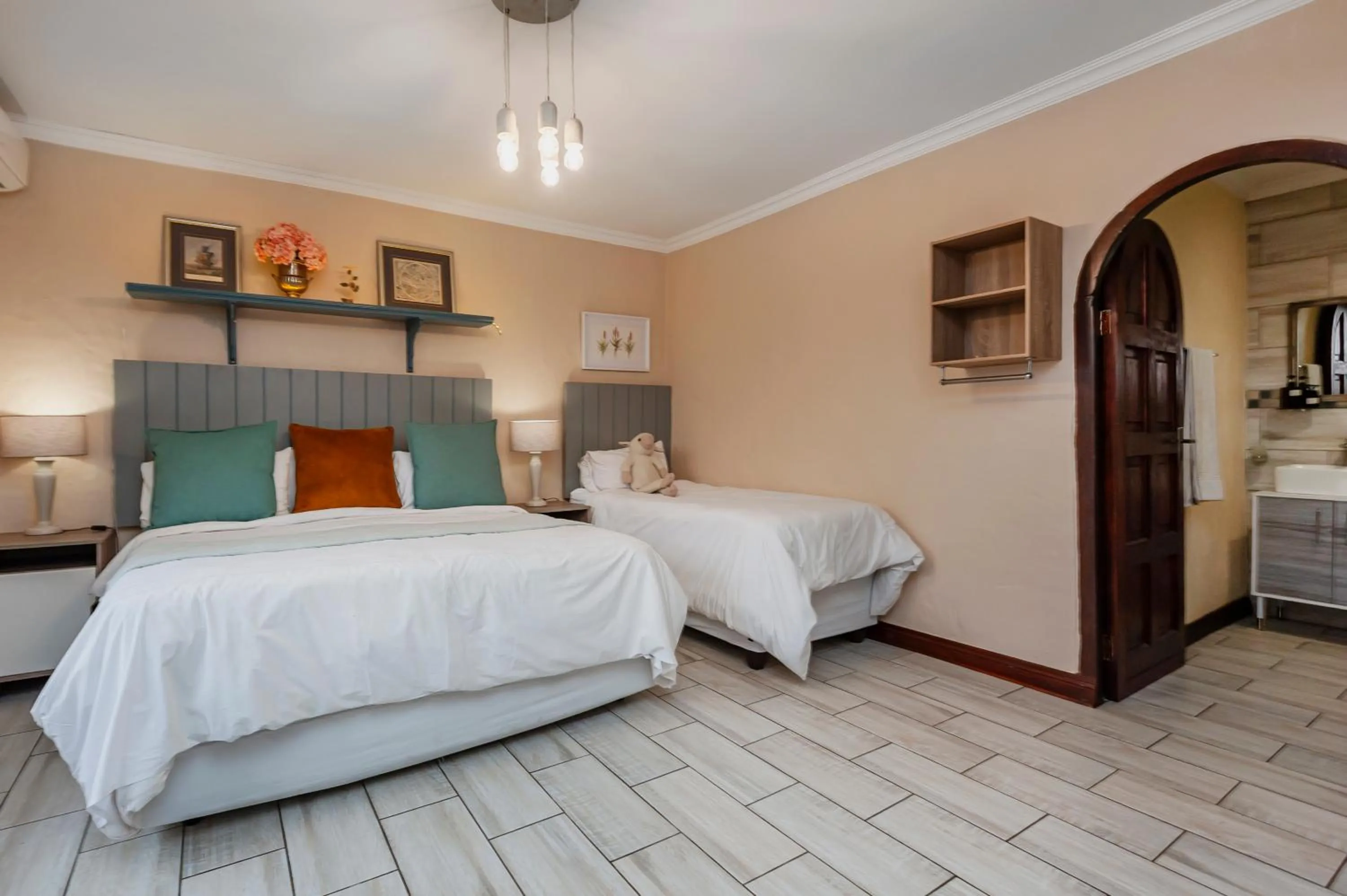 Photo of the whole room, Bed in Airport Tower Lodge