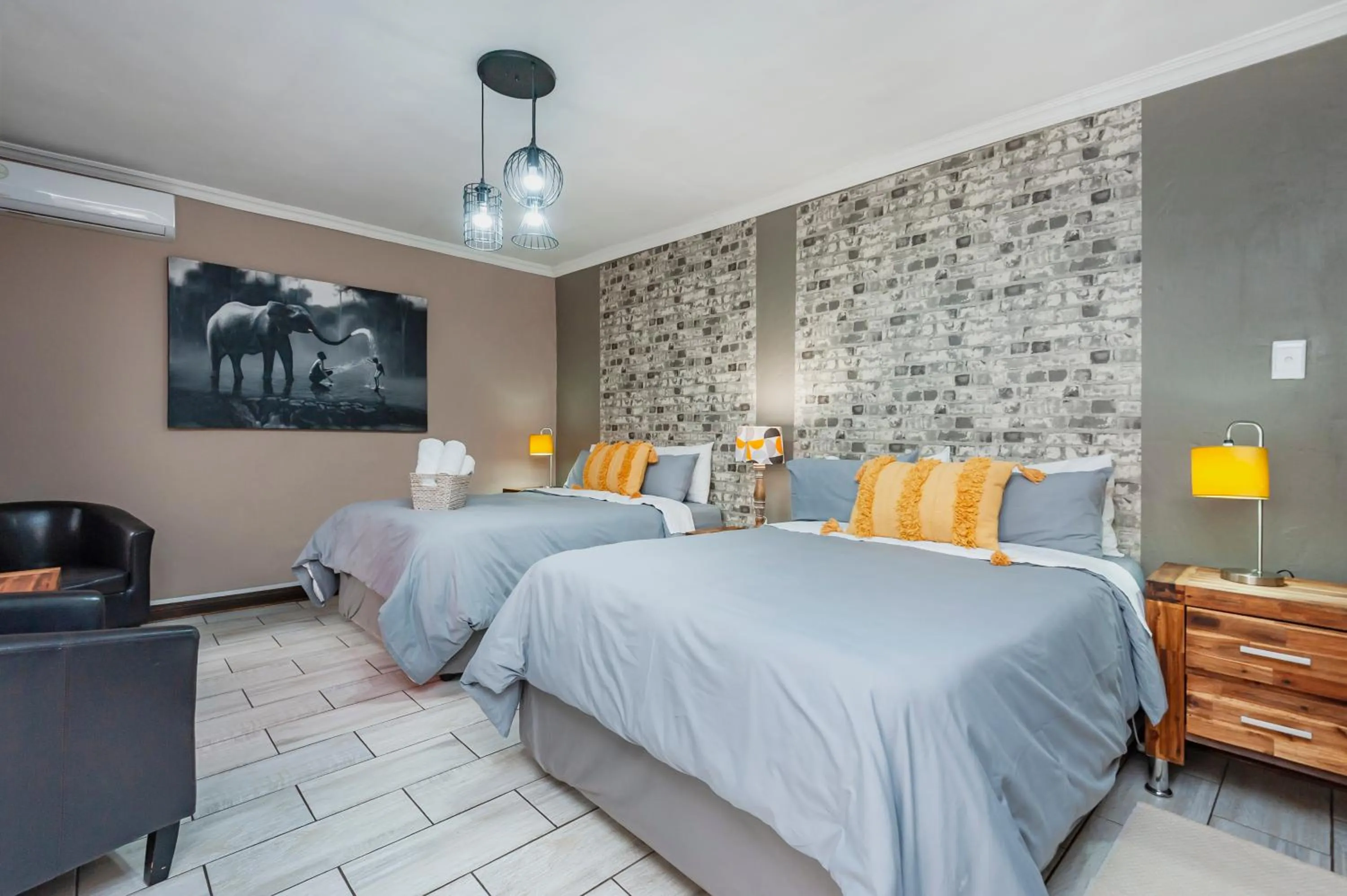 Photo of the whole room, Bed in Airport Tower Lodge