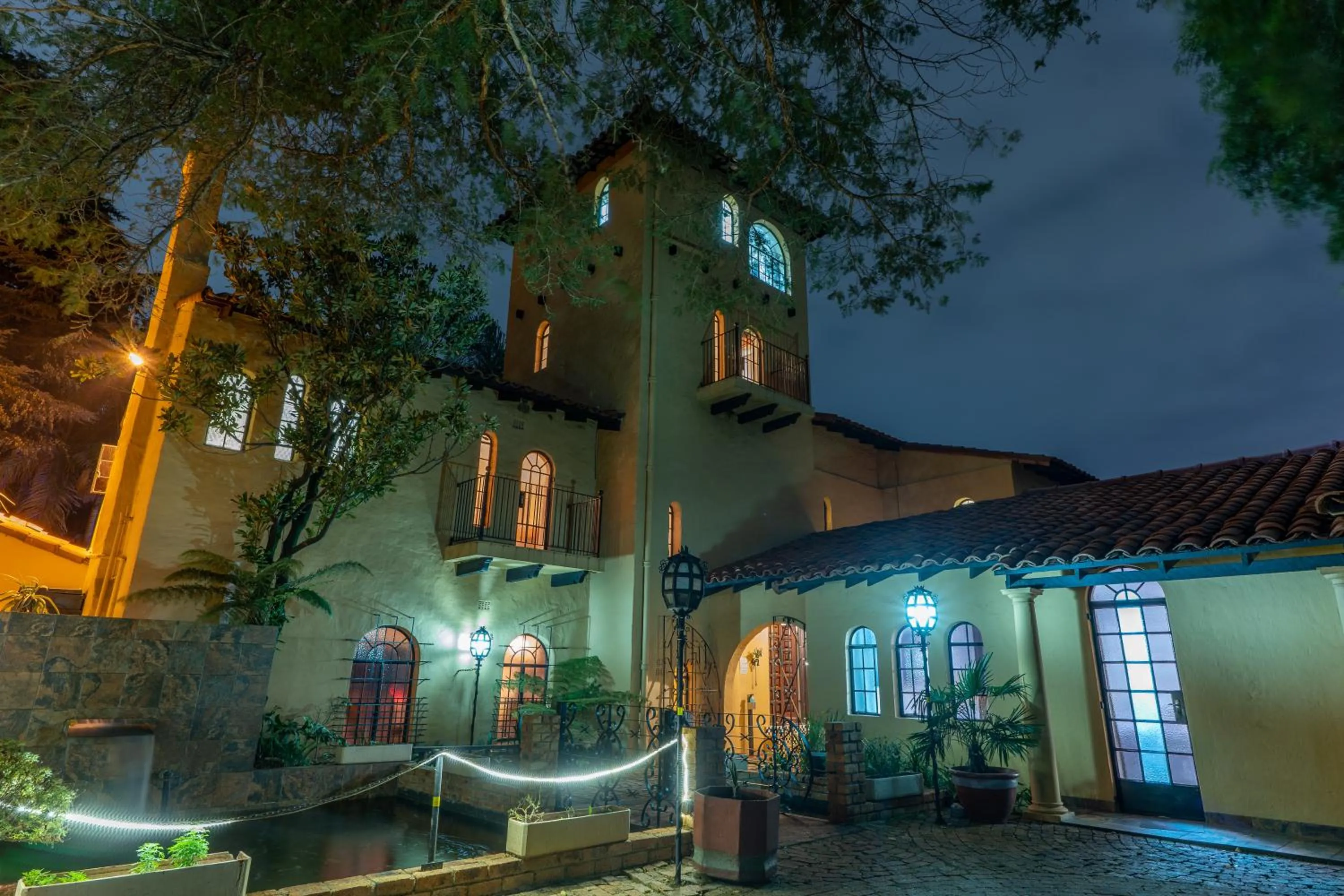 Property building in Airport Tower Lodge