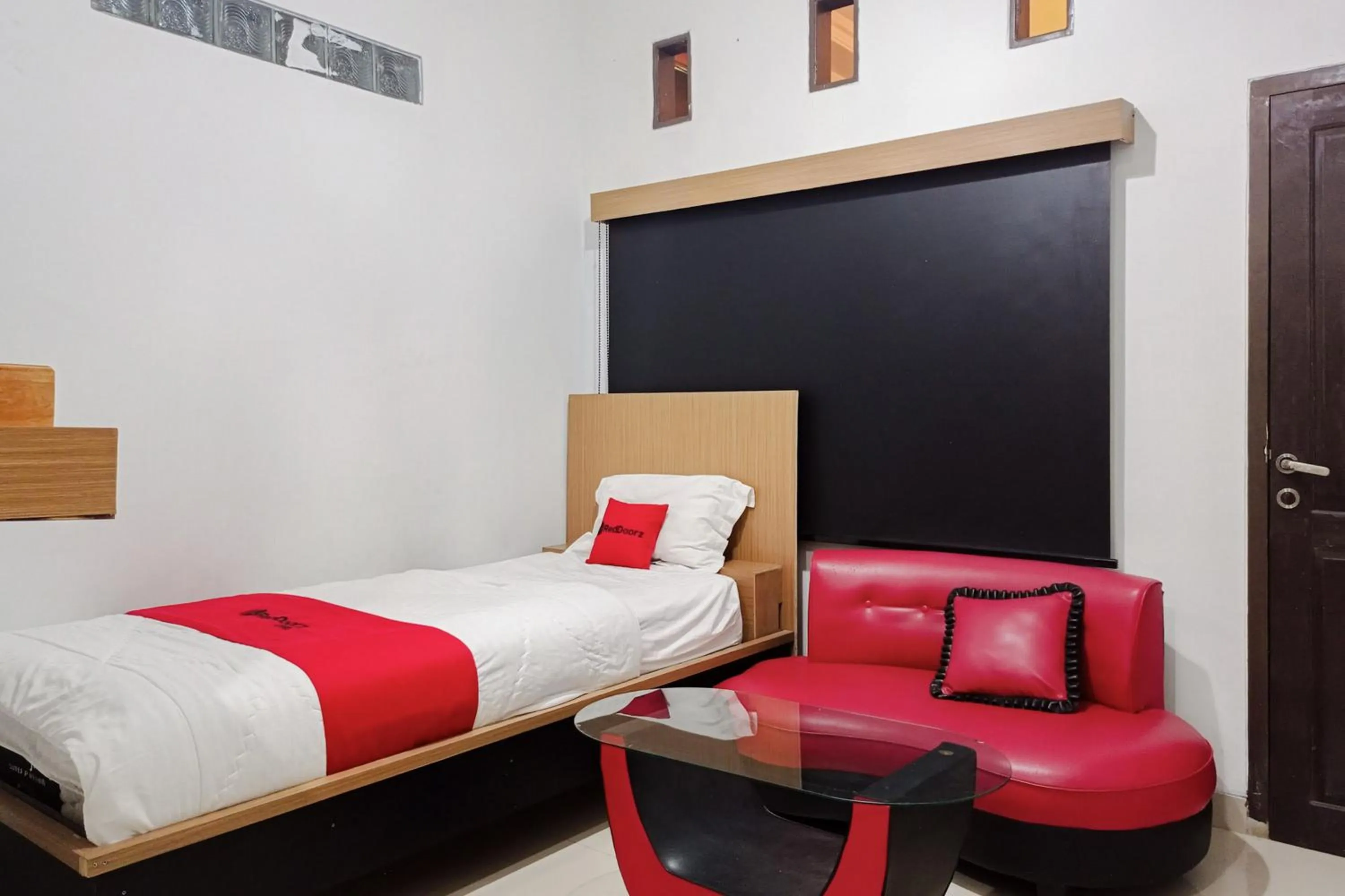 Bedroom in RedDoorz Syariah at Kiapma Hotel