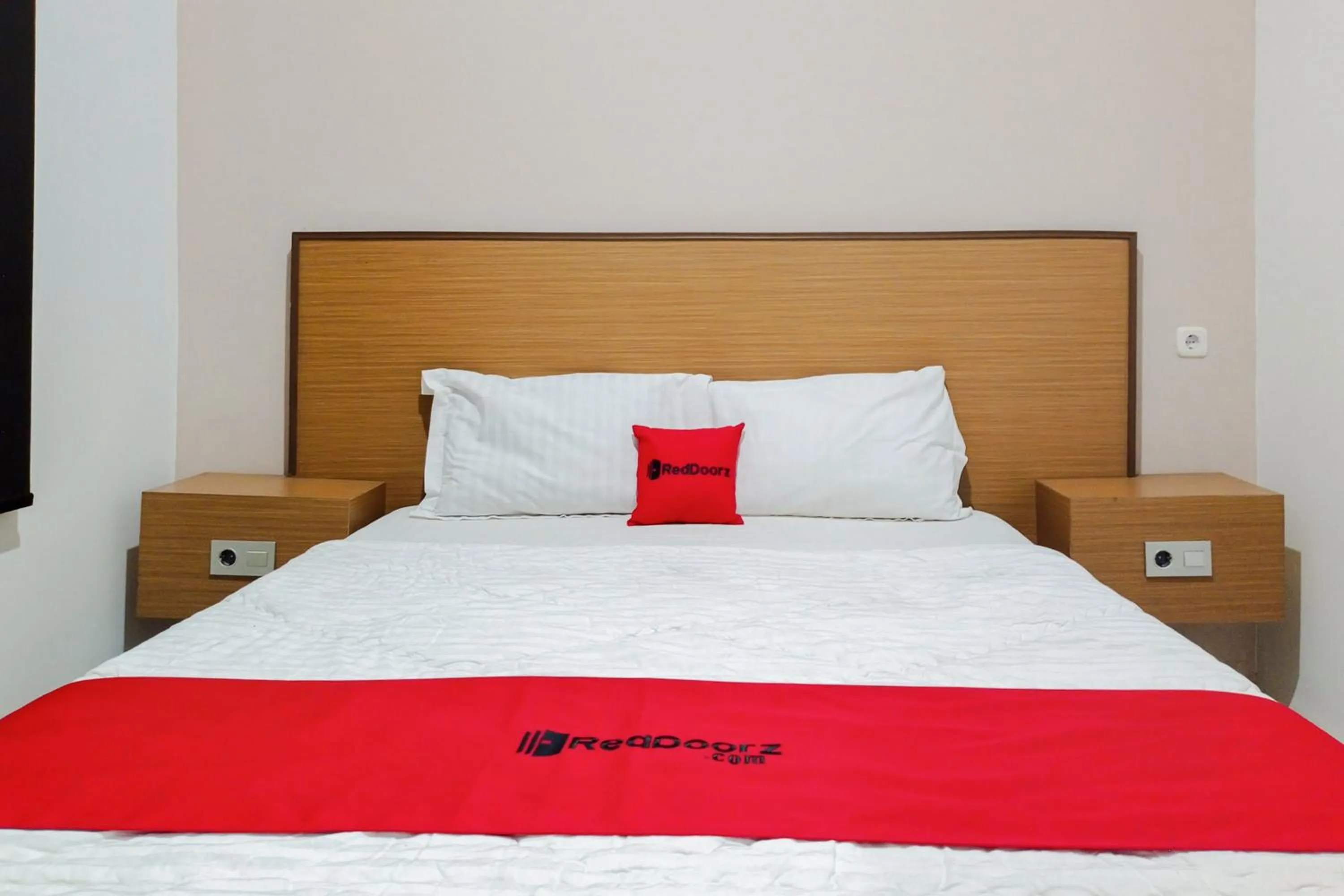 Bedroom in RedDoorz Syariah at Kiapma Hotel