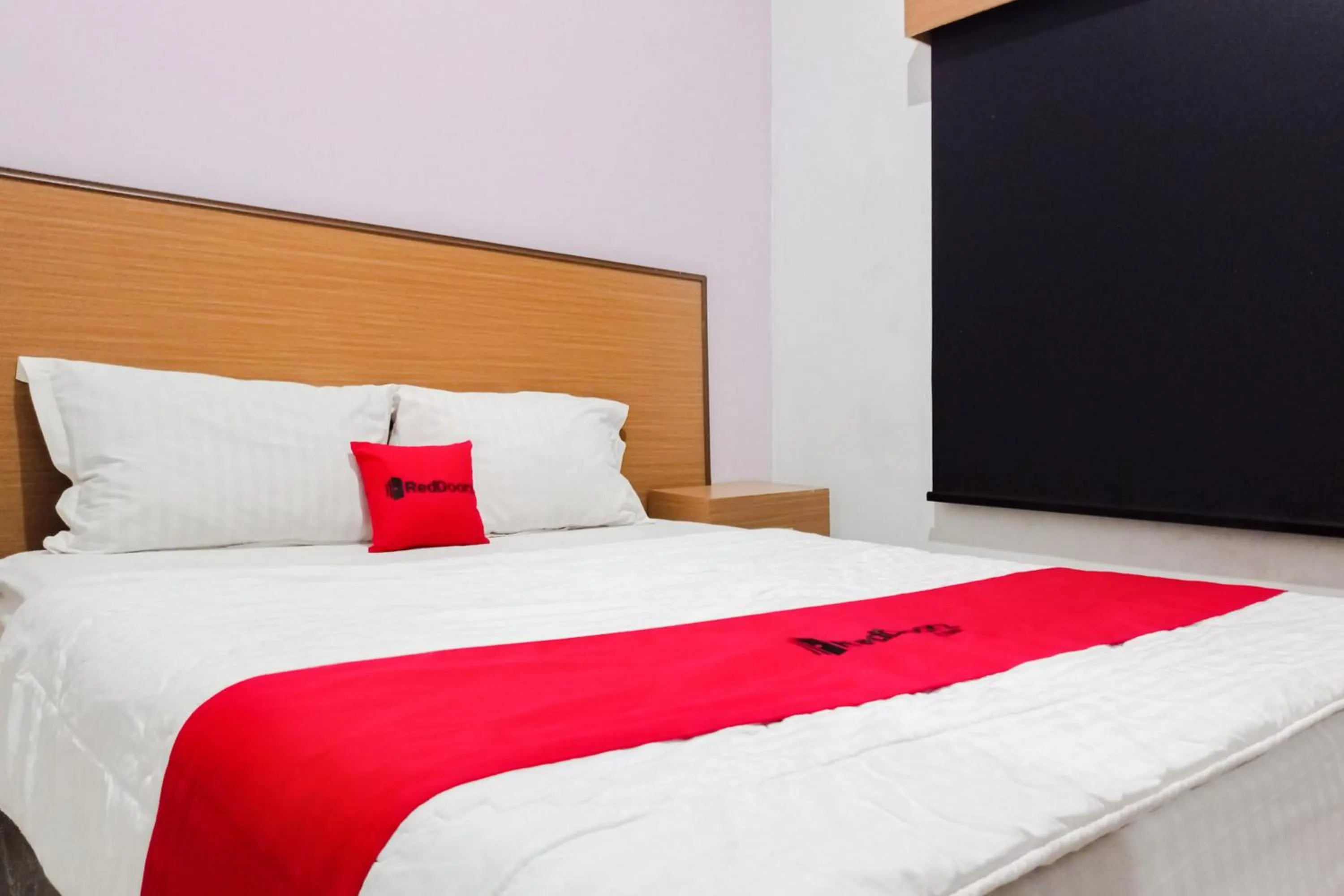 Bedroom in RedDoorz Syariah at Kiapma Hotel
