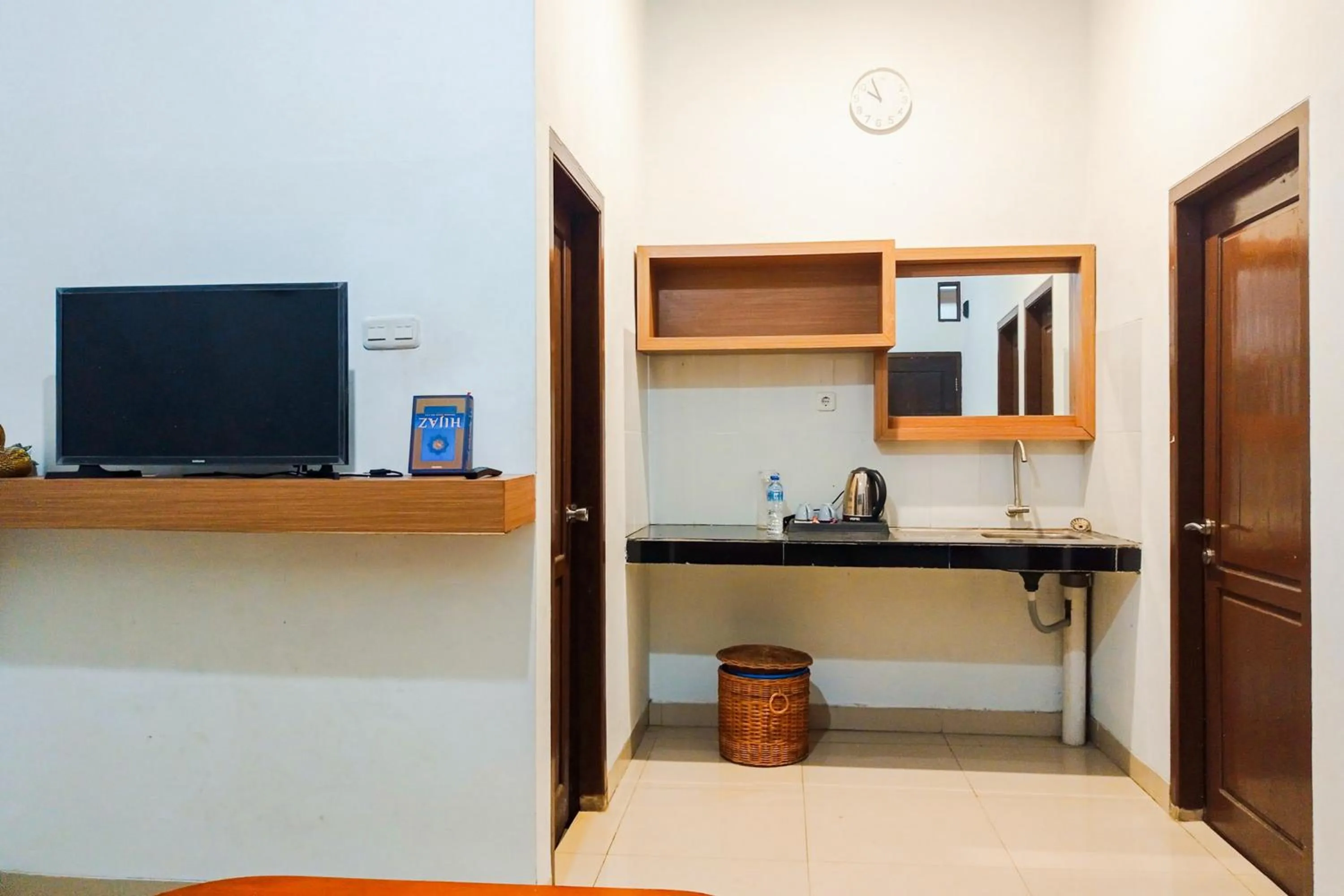 Bedroom in RedDoorz Syariah at Kiapma Hotel