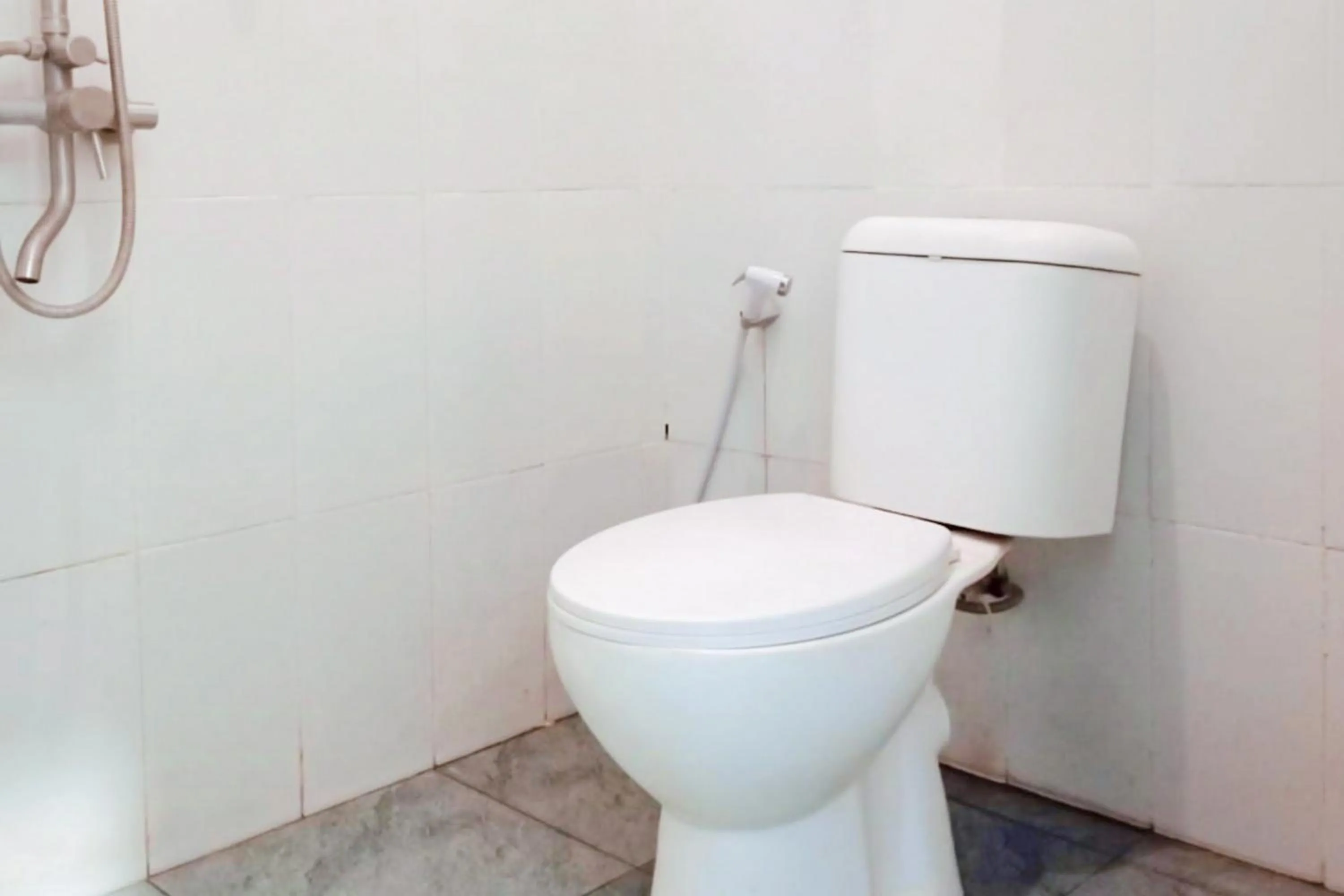 Bathroom in RedDoorz Syariah at Kiapma Hotel