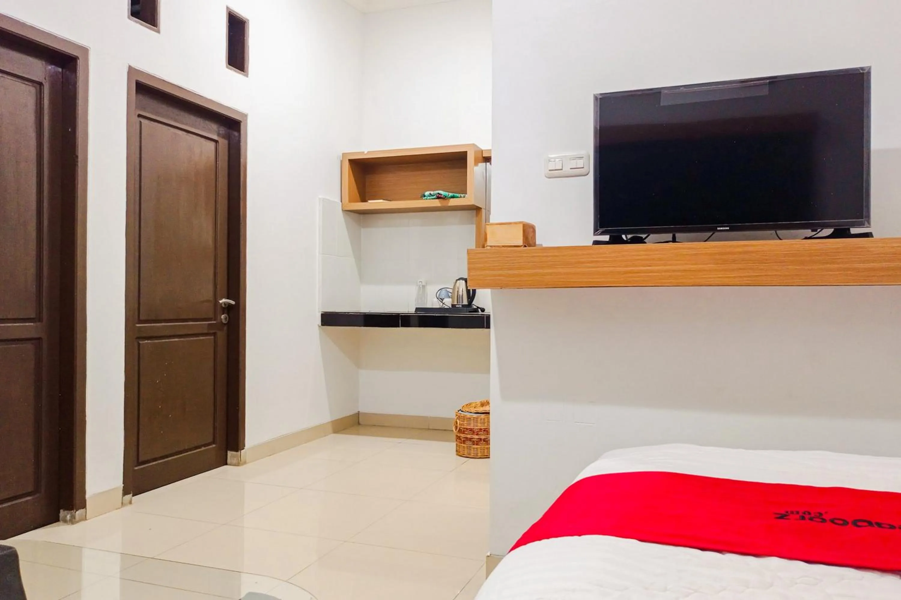 Bedroom in RedDoorz Syariah at Kiapma Hotel