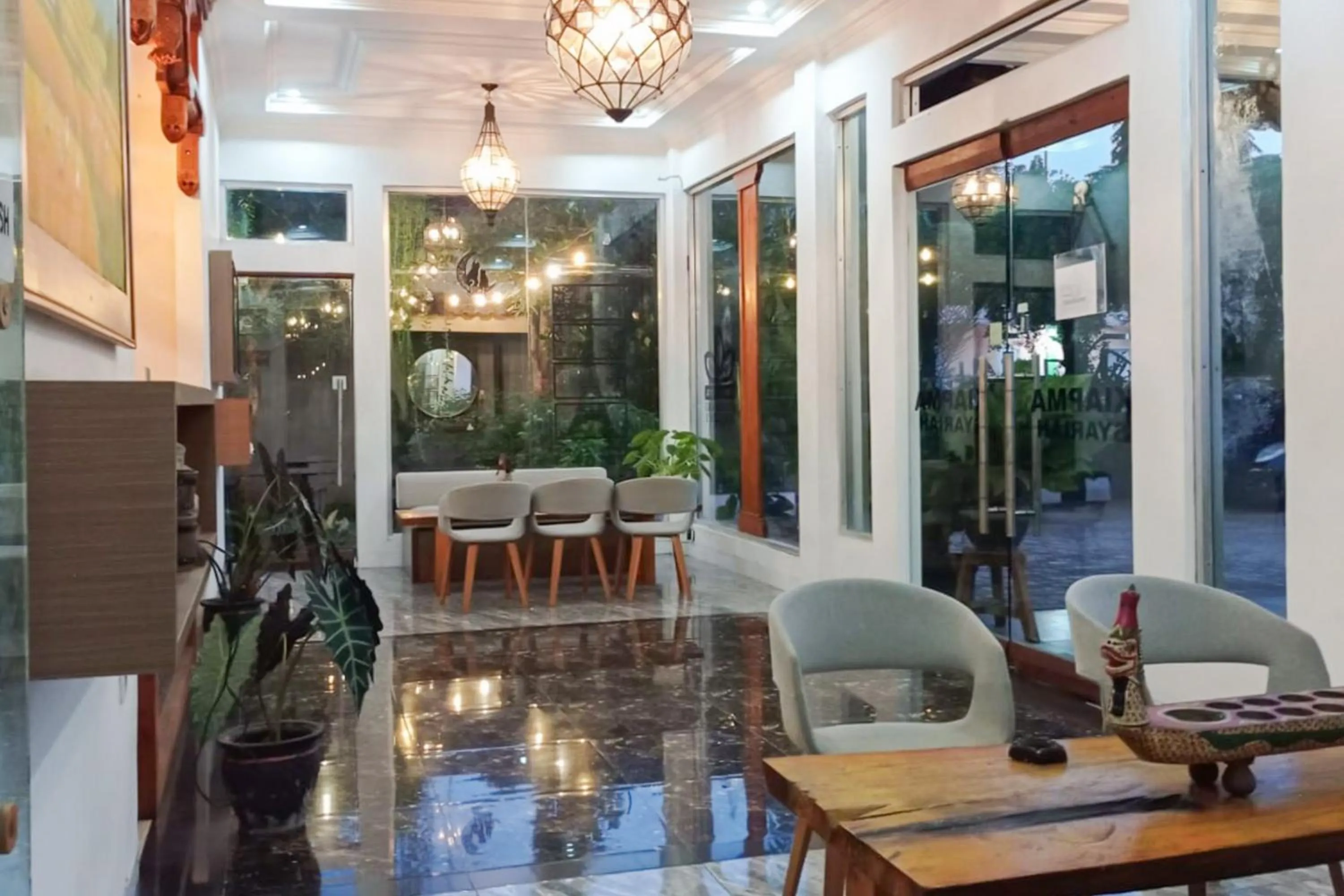 Lobby or reception in RedDoorz Syariah at Kiapma Hotel