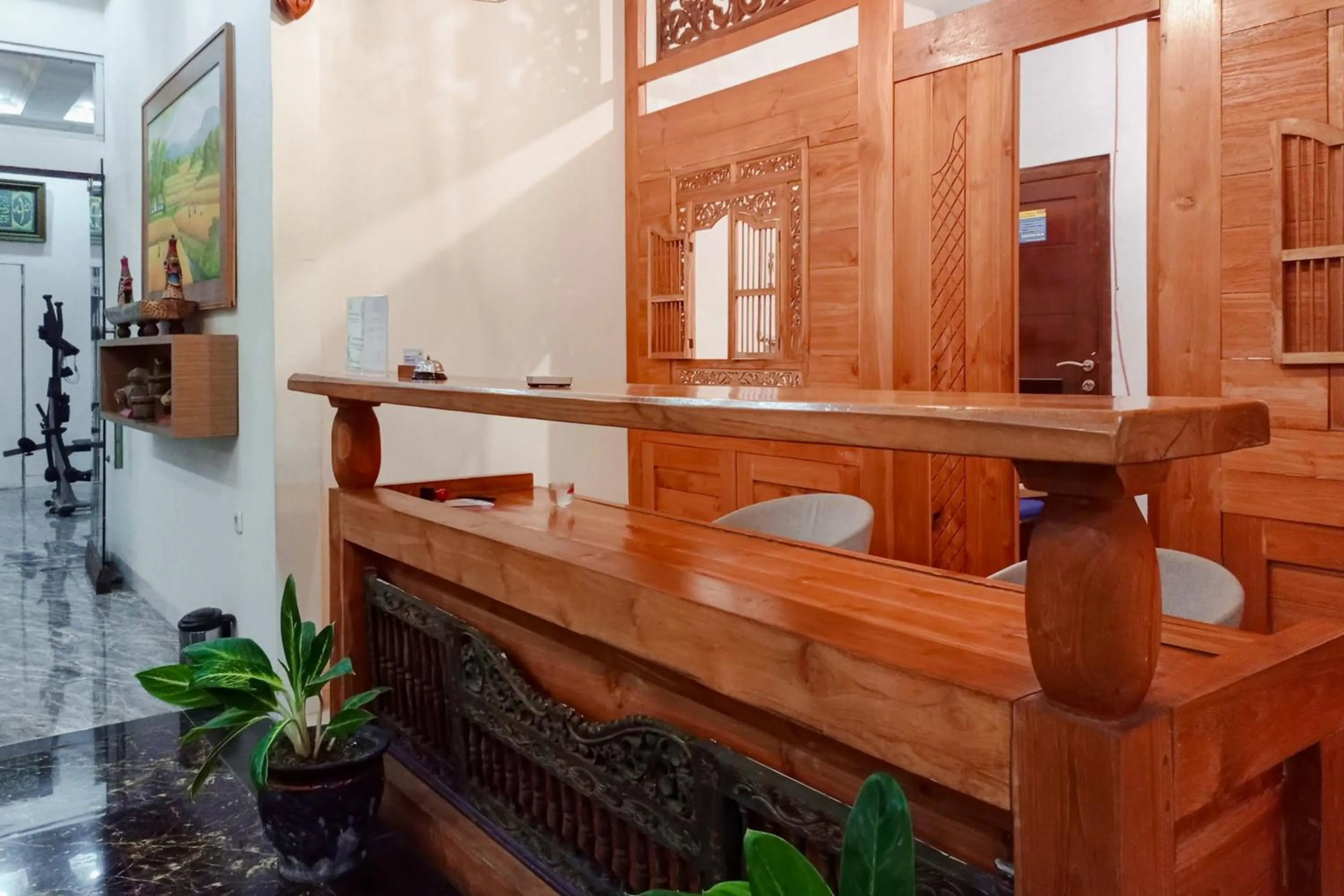 Lobby or reception in RedDoorz Syariah at Kiapma Hotel