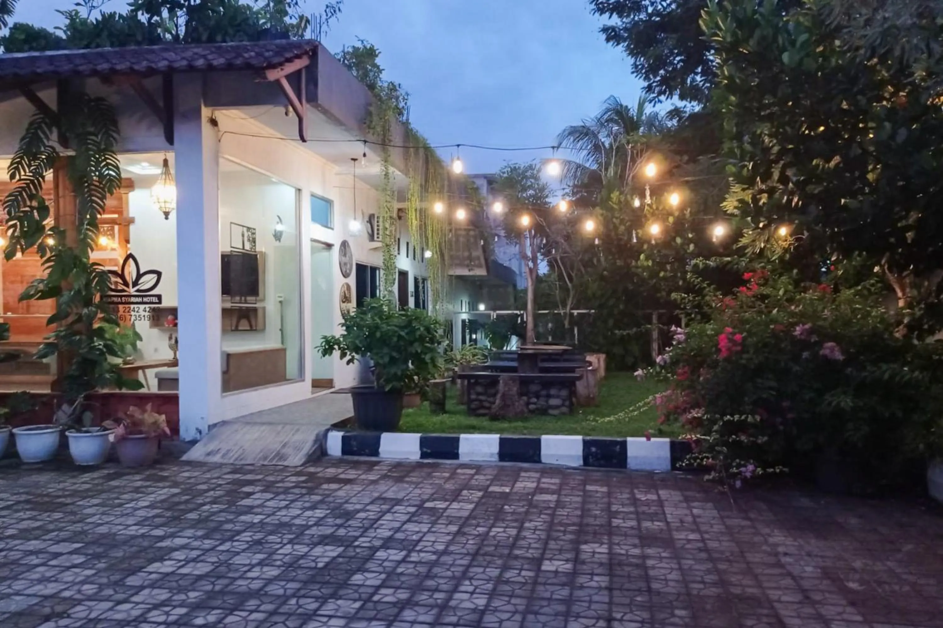 Property building in RedDoorz Syariah at Kiapma Hotel