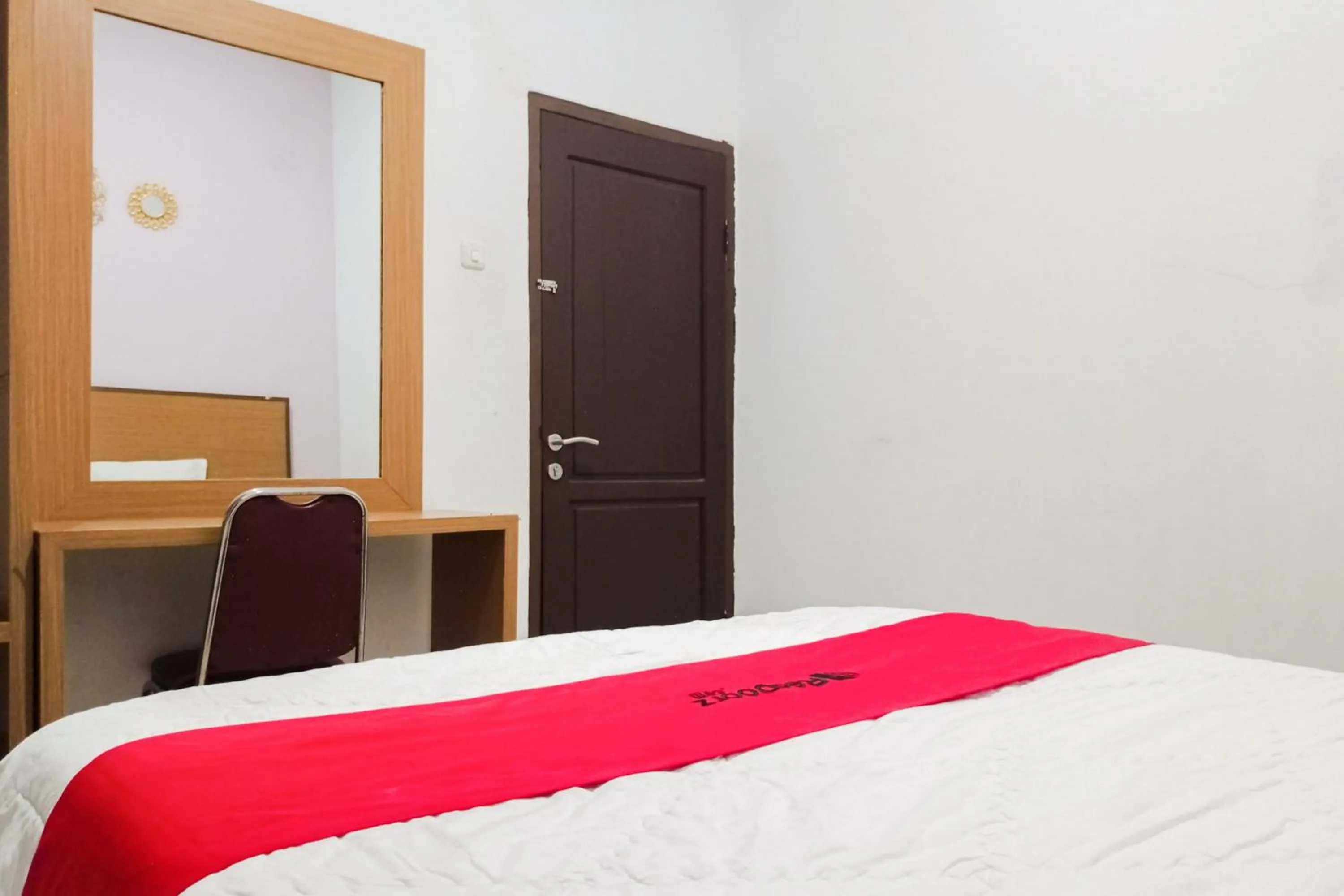 Bedroom in RedDoorz Syariah at Kiapma Hotel