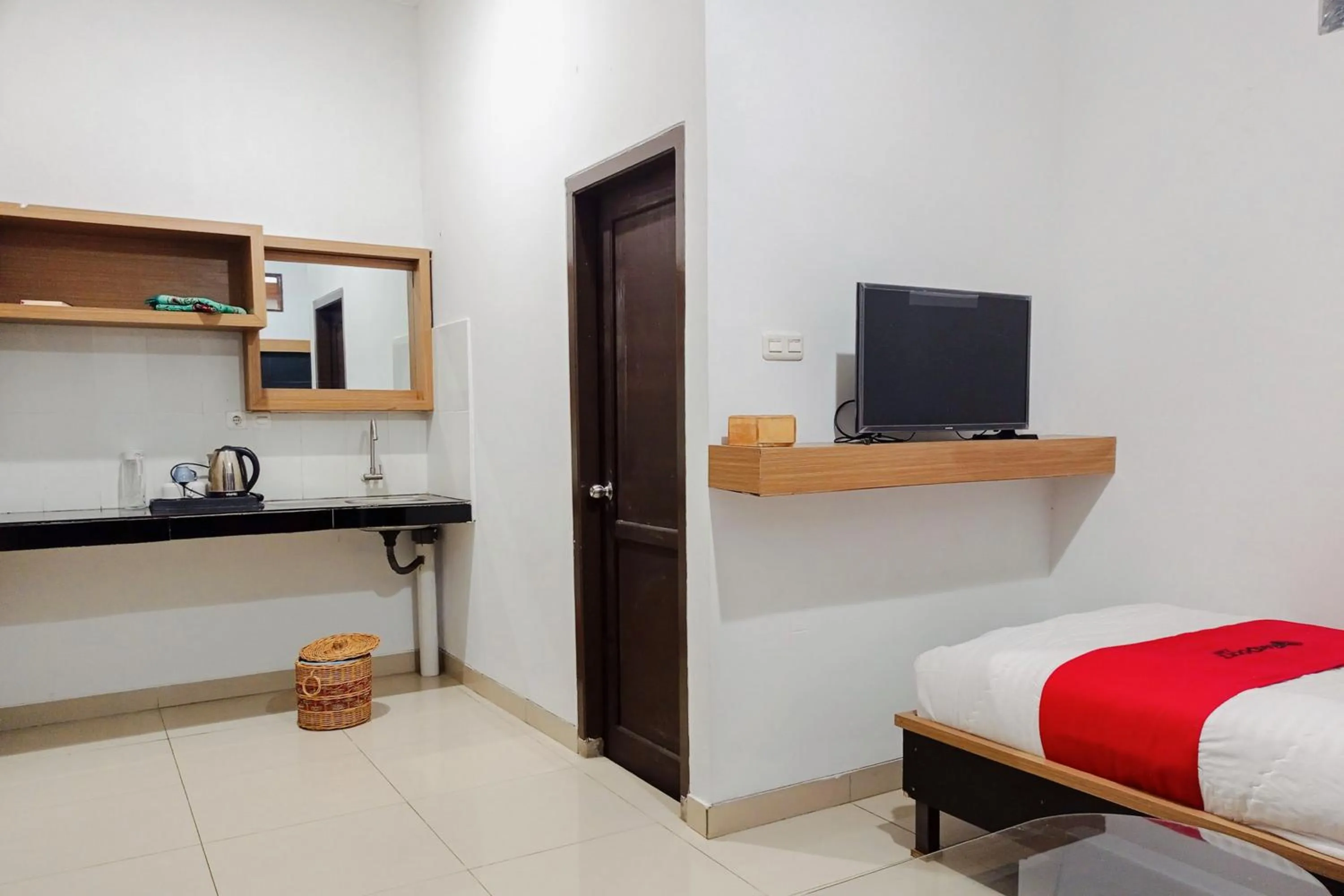 Bedroom in RedDoorz Syariah at Kiapma Hotel