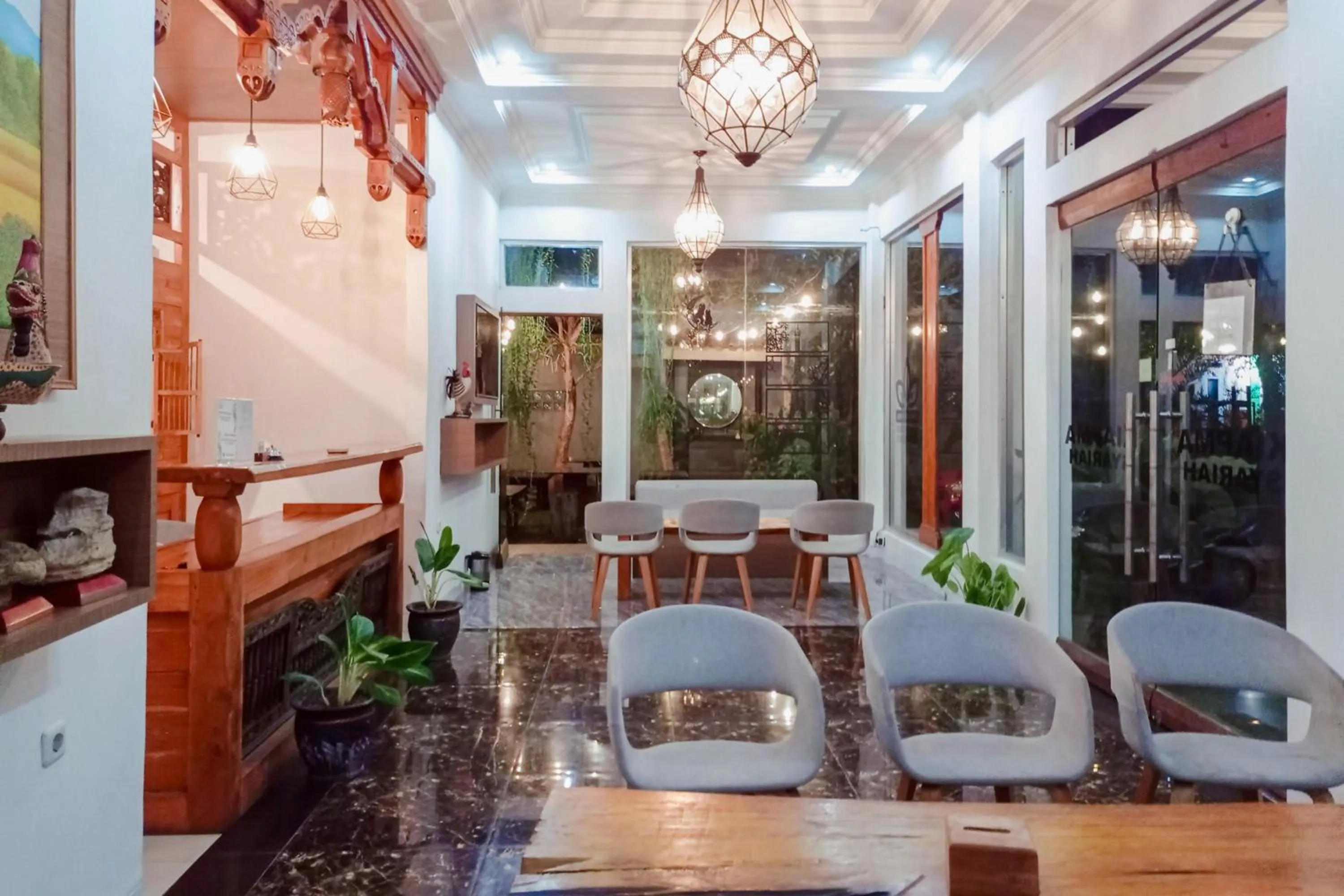 Lobby or reception in RedDoorz Syariah at Kiapma Hotel