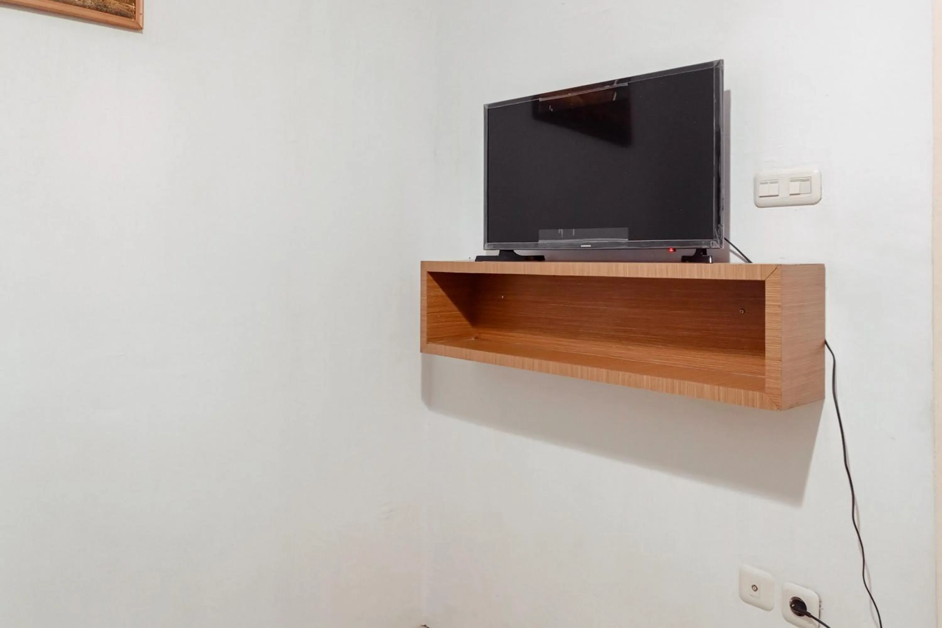 Bedroom in RedDoorz Syariah at Kiapma Hotel