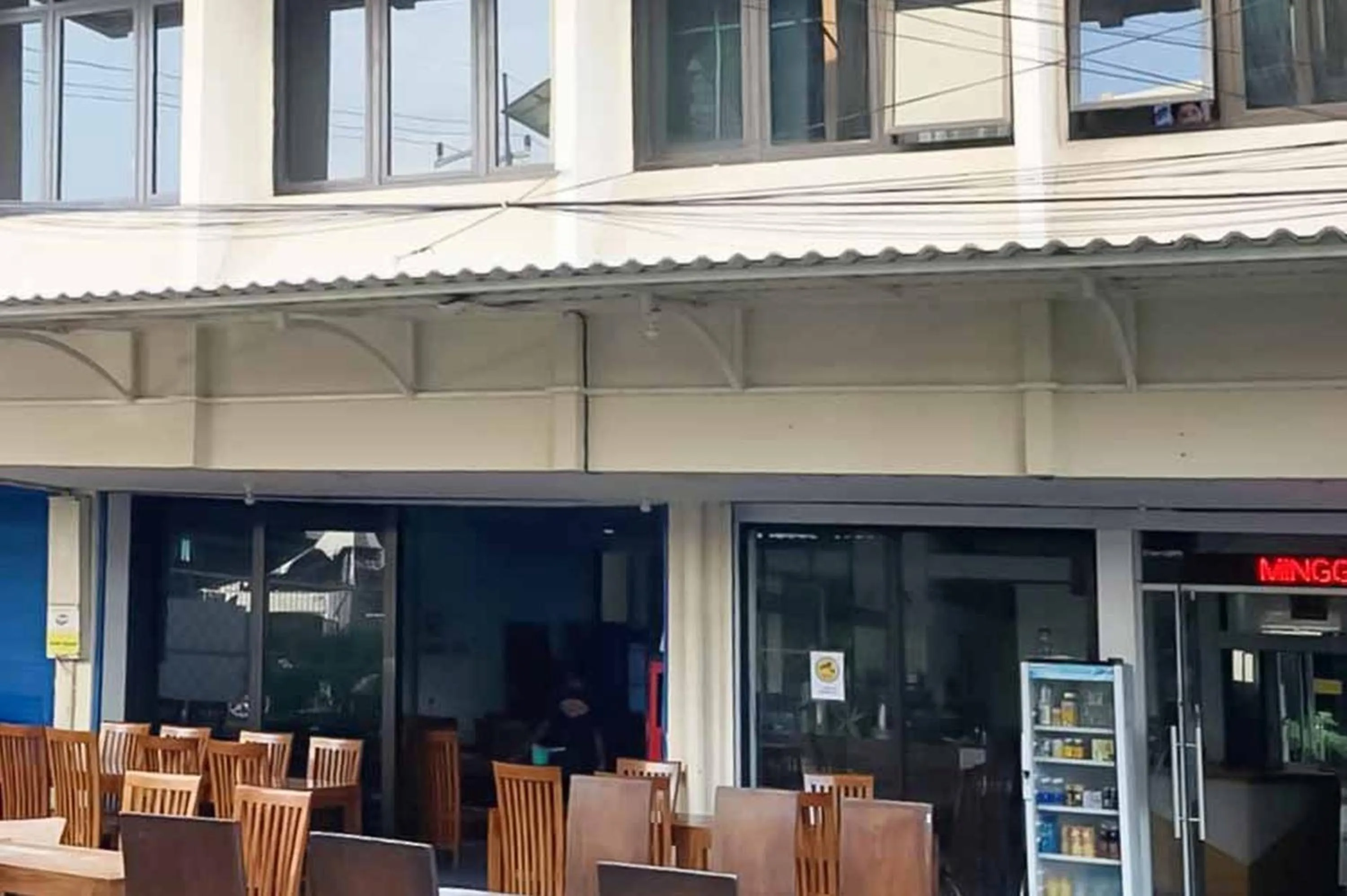 Facade/entrance in SAS Guest House Mitra RedDoorz At Darmo Park 2 Surabaya