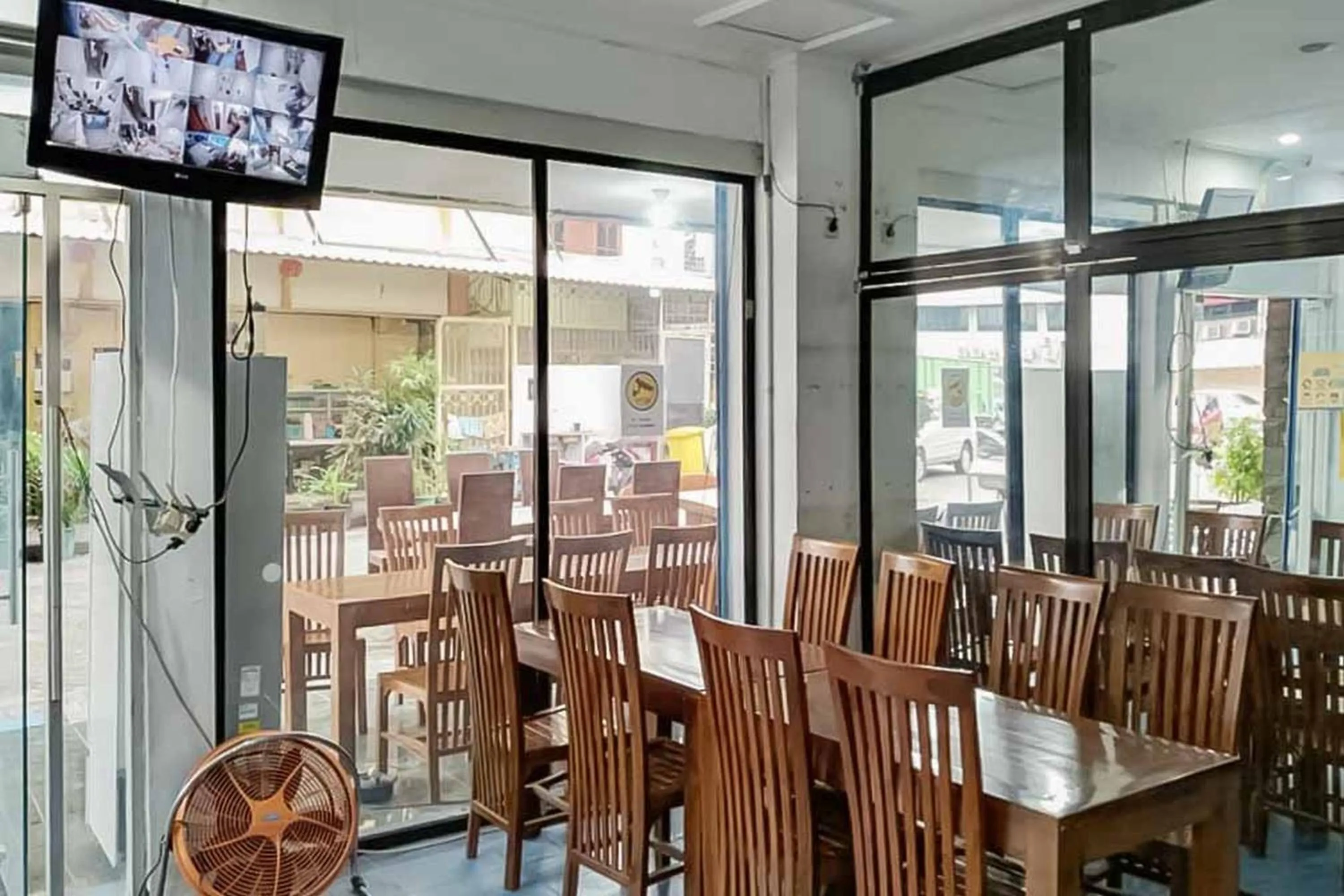 Restaurant/places to eat in SAS Guest House Mitra RedDoorz At Darmo Park 2 Surabaya