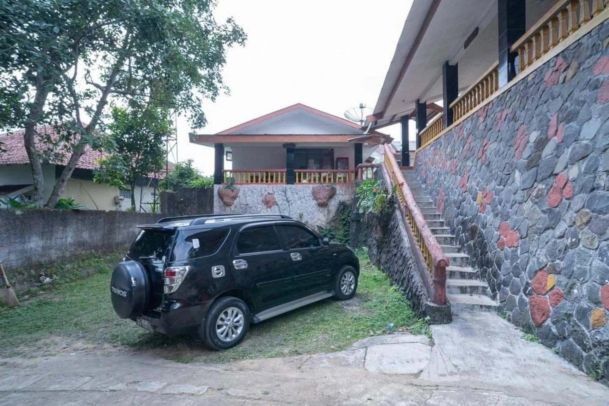 Parking in Burangrang Village Mitra RedDoorz