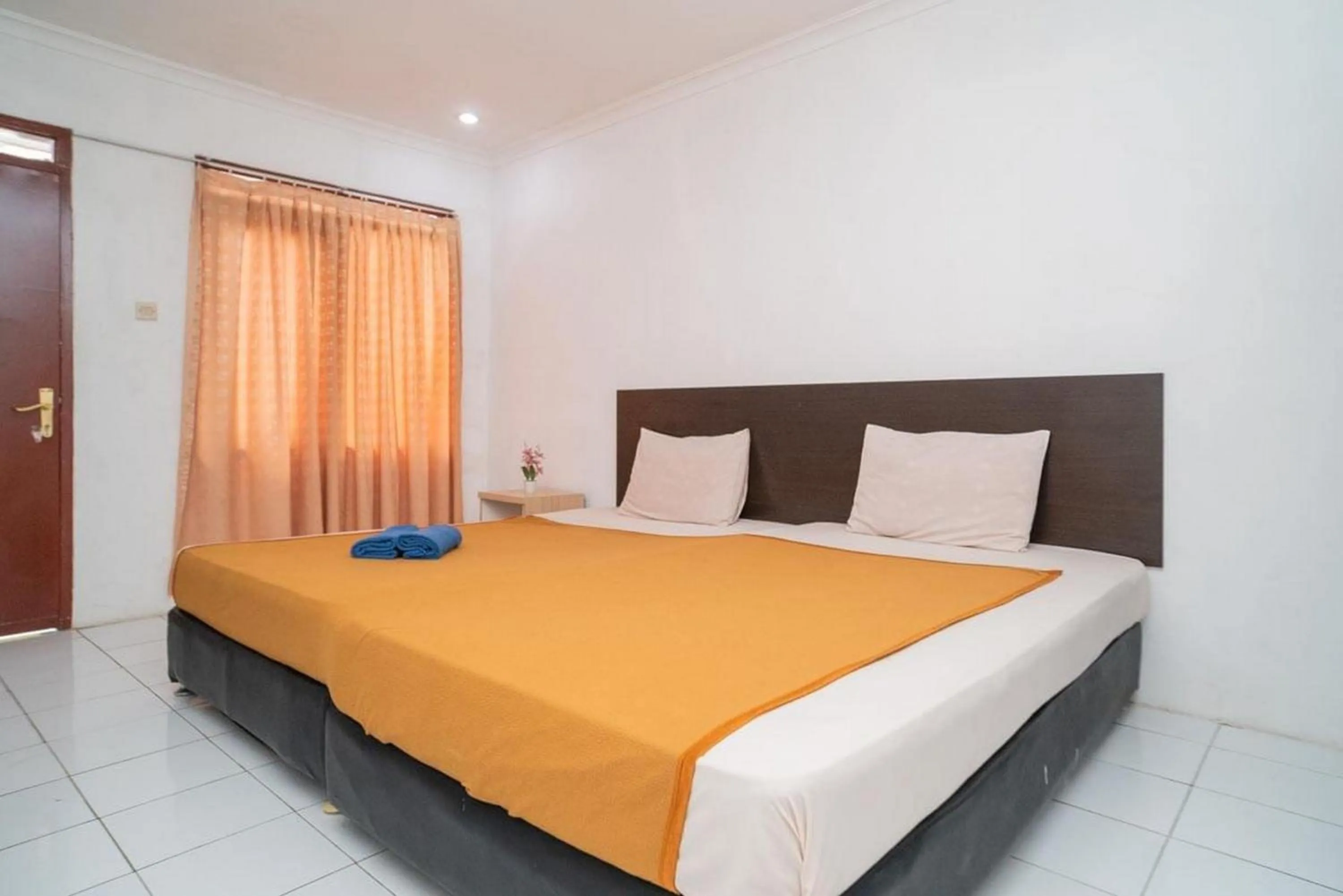 Bedroom, Bed in Burangrang Village Mitra RedDoorz