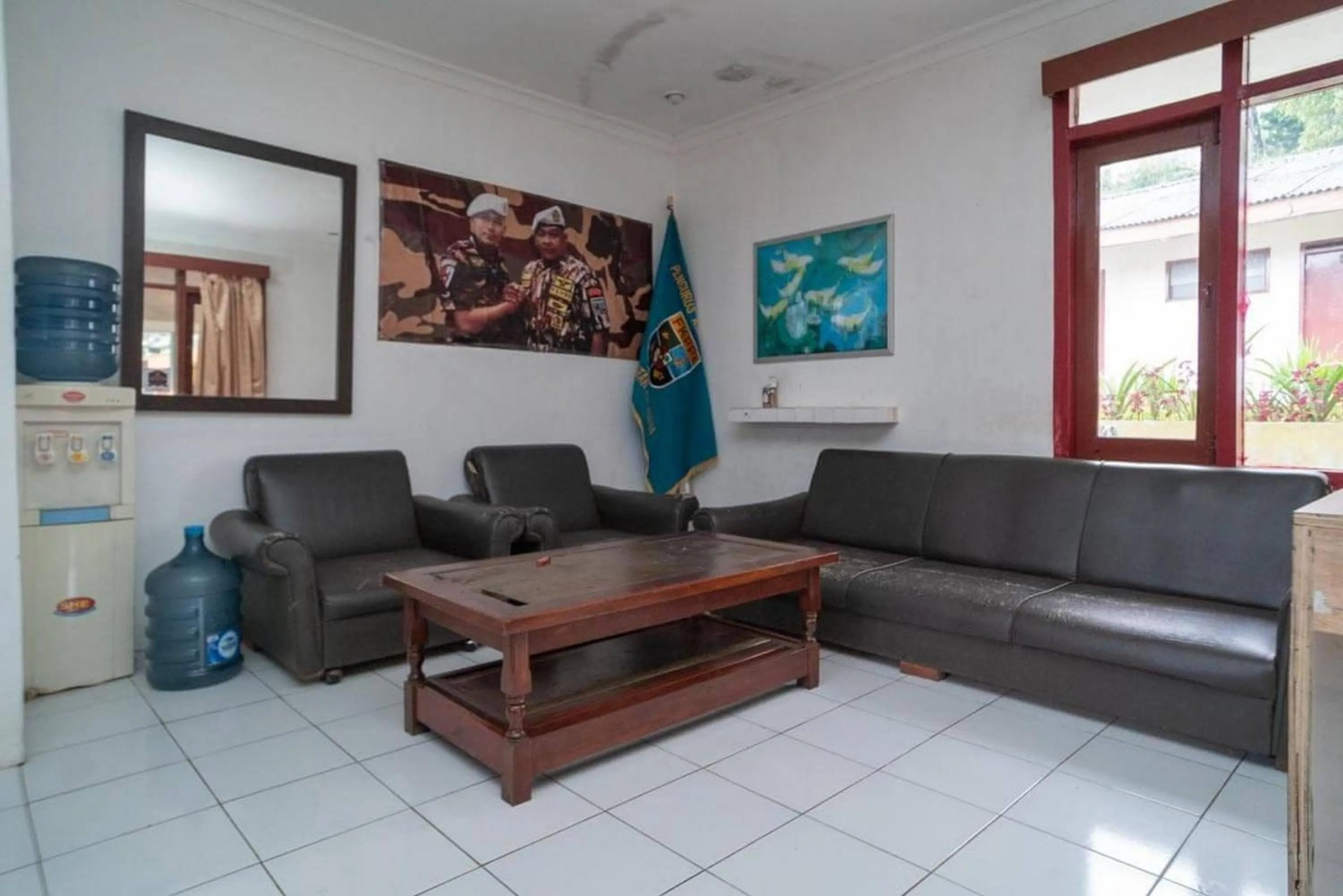 Seating area in Burangrang Village Mitra RedDoorz