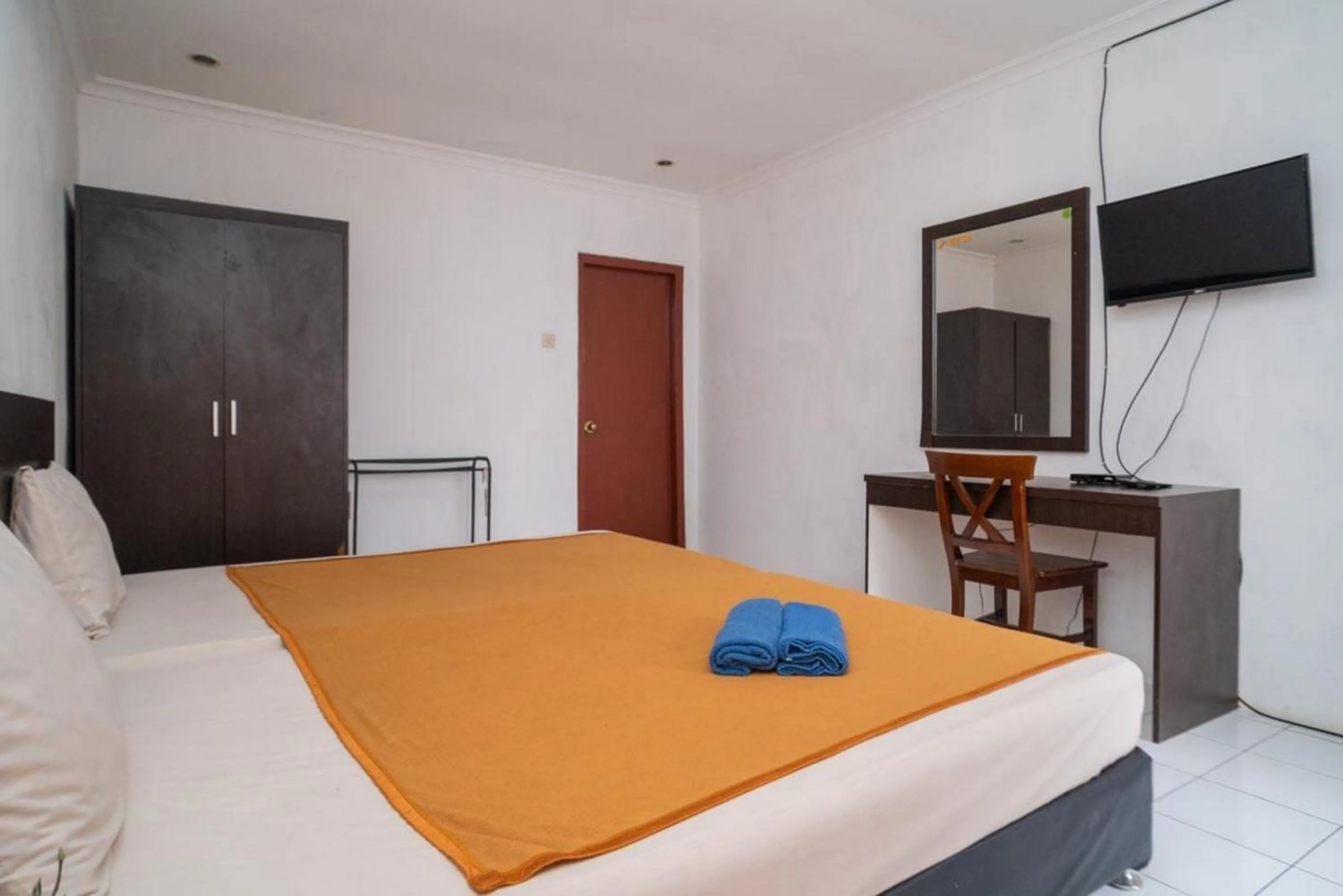 Bedroom, Bed in Burangrang Village Mitra RedDoorz