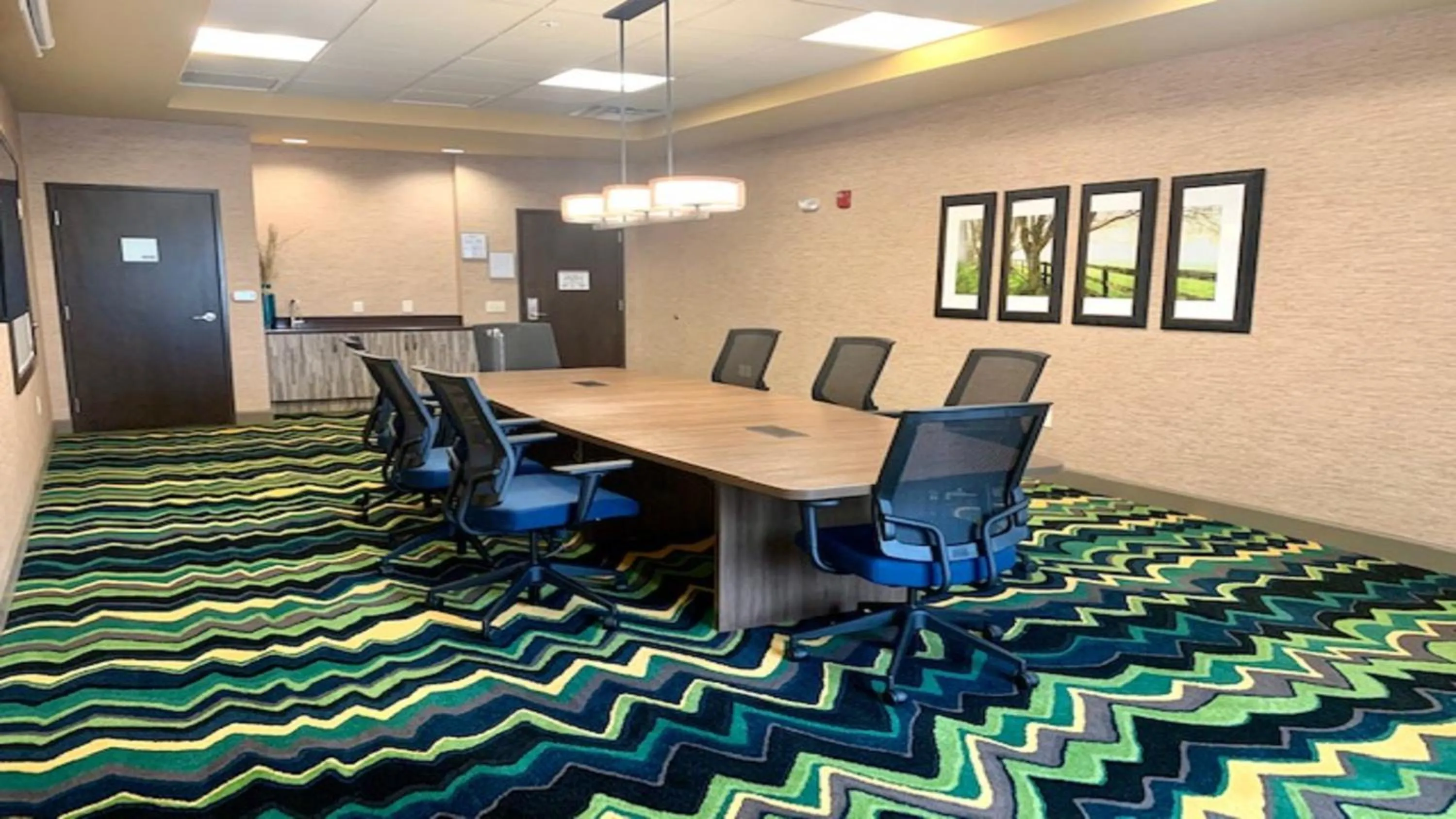 Meeting/conference room in Holiday Inn Express & Suites Perry-National Fairground Area by IHG