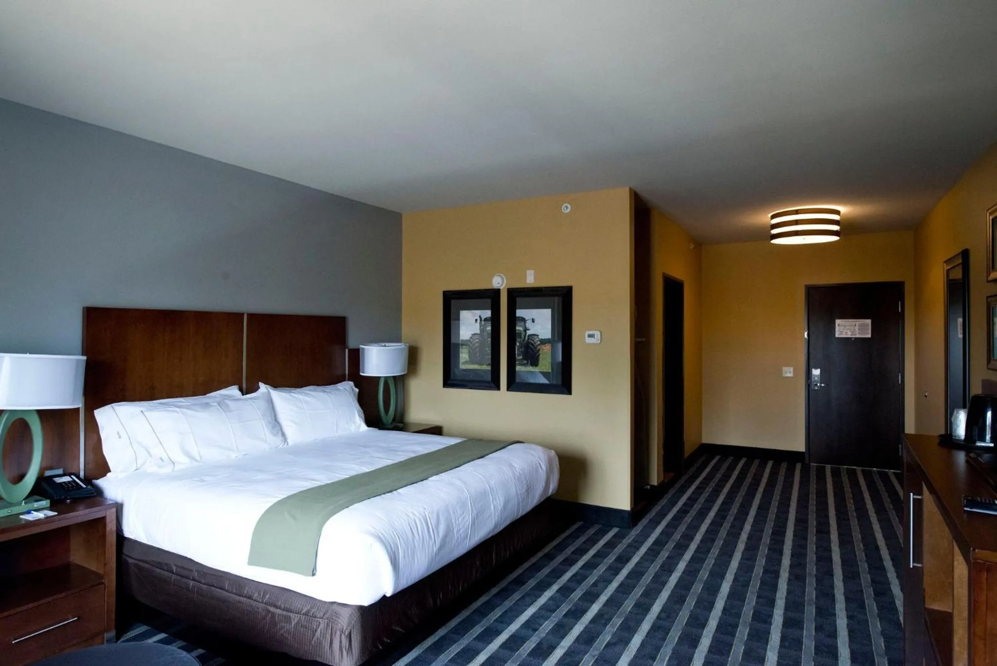 Photo of the whole room, Bed in Holiday Inn Express & Suites Perry-National Fairground Area by IHG