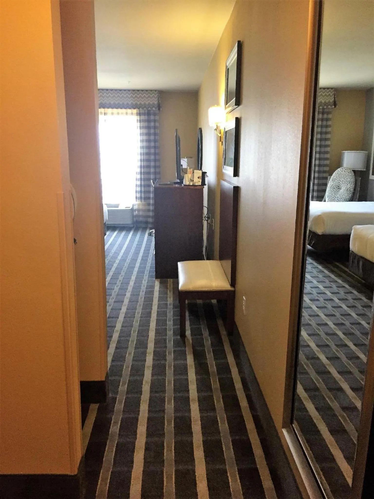 Photo of the whole room, Bed in Holiday Inn Express & Suites Perry-National Fairground Area by IHG