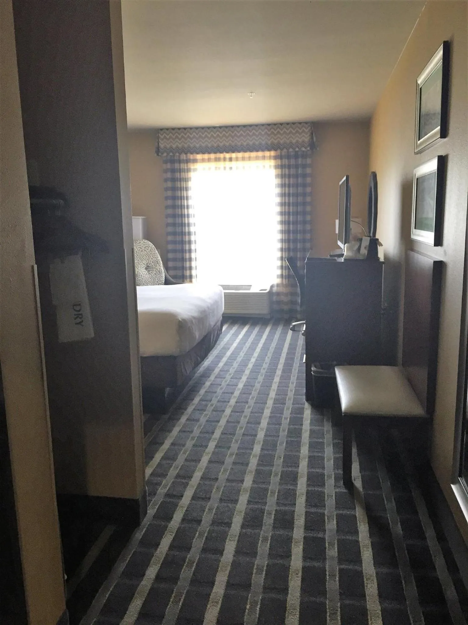 Photo of the whole room, Bed in Holiday Inn Express & Suites Perry-National Fairground Area by IHG