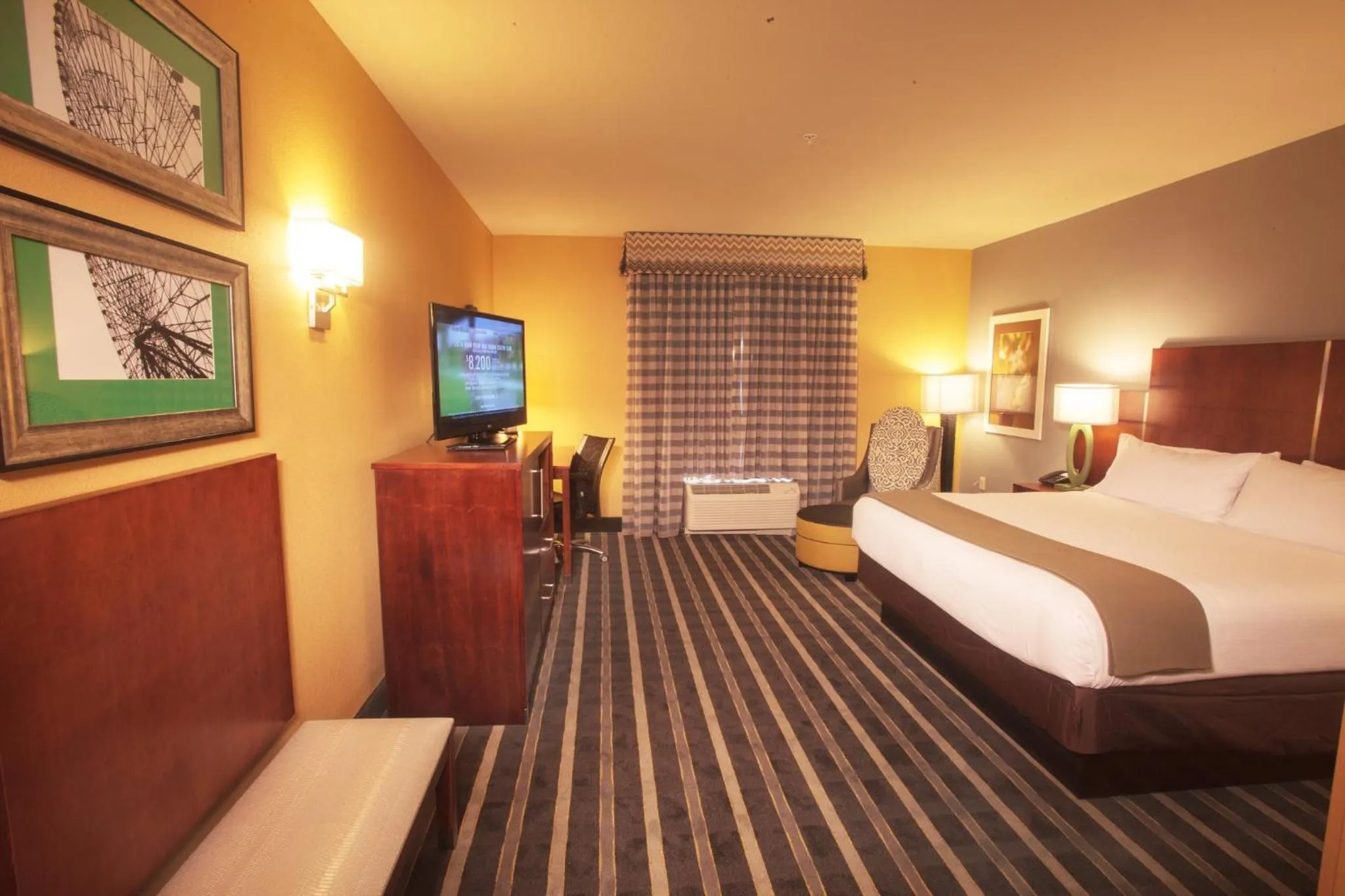 Photo of the whole room, Bed in Holiday Inn Express & Suites Perry-National Fairground Area by IHG