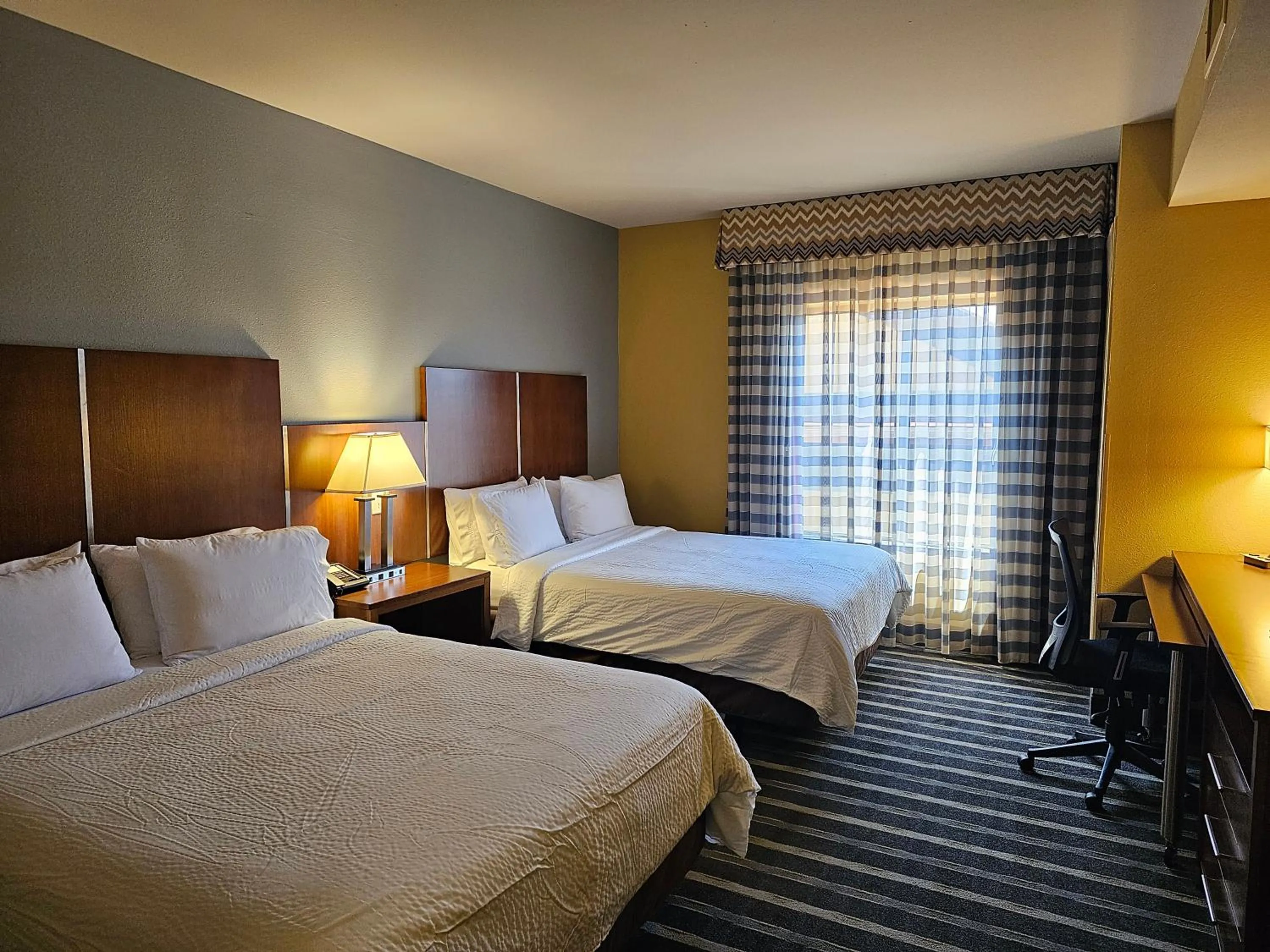 Bed in Holiday Inn Express & Suites Perry-National Fairground Area by IHG
