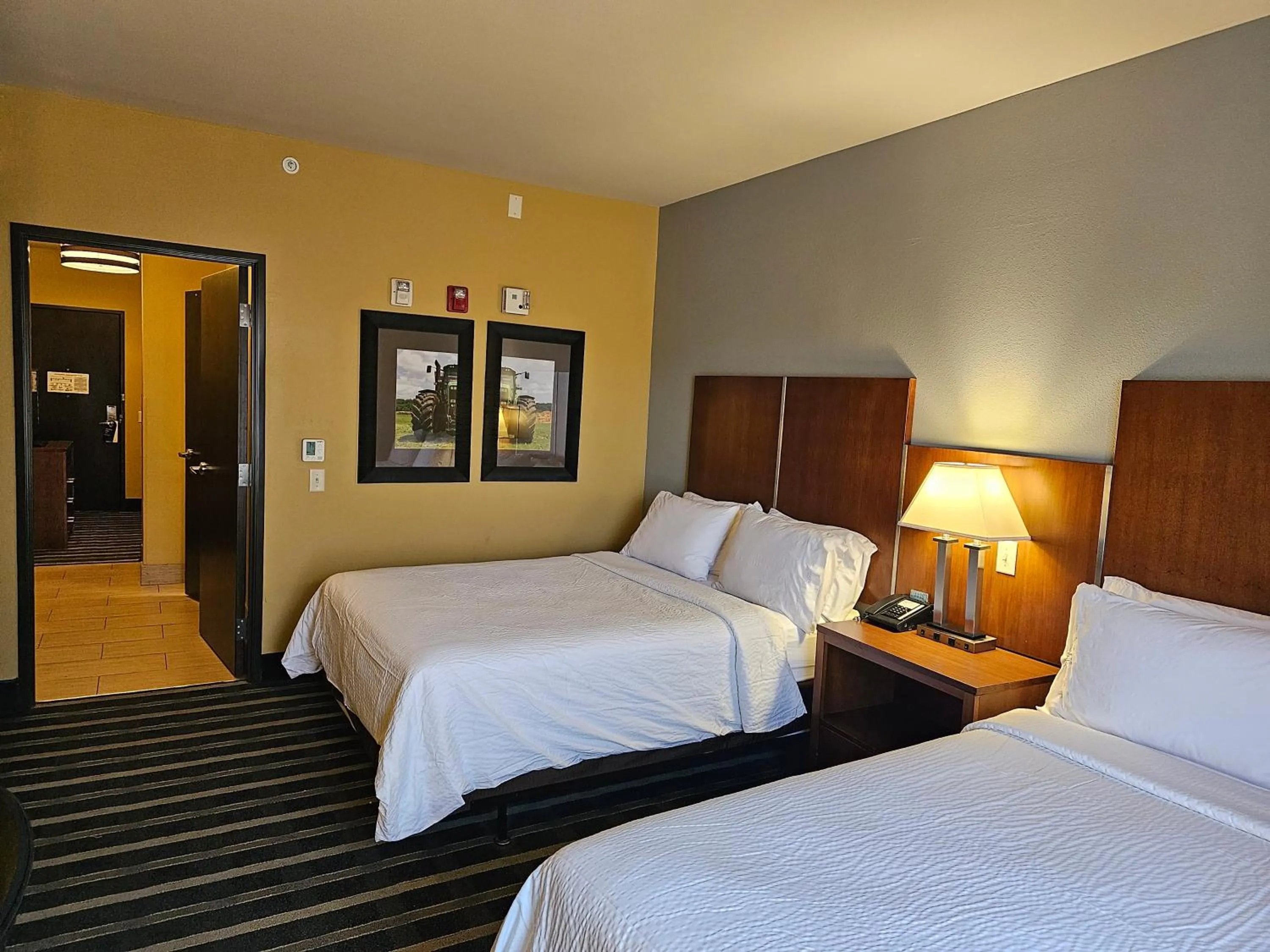 Photo of the whole room, Bed in Holiday Inn Express & Suites Perry-National Fairground Area by IHG