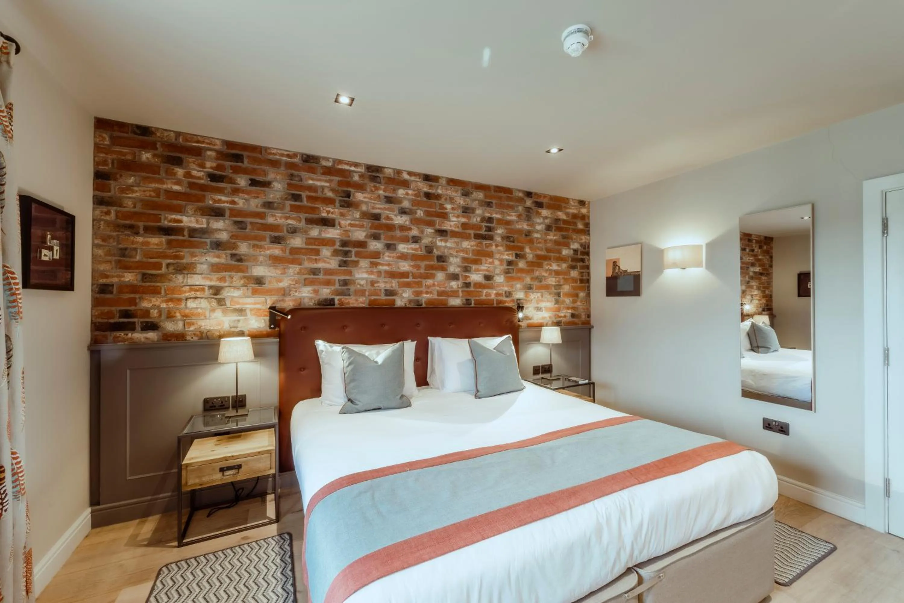 Photo of the whole room, Bed in Sandburn Hall