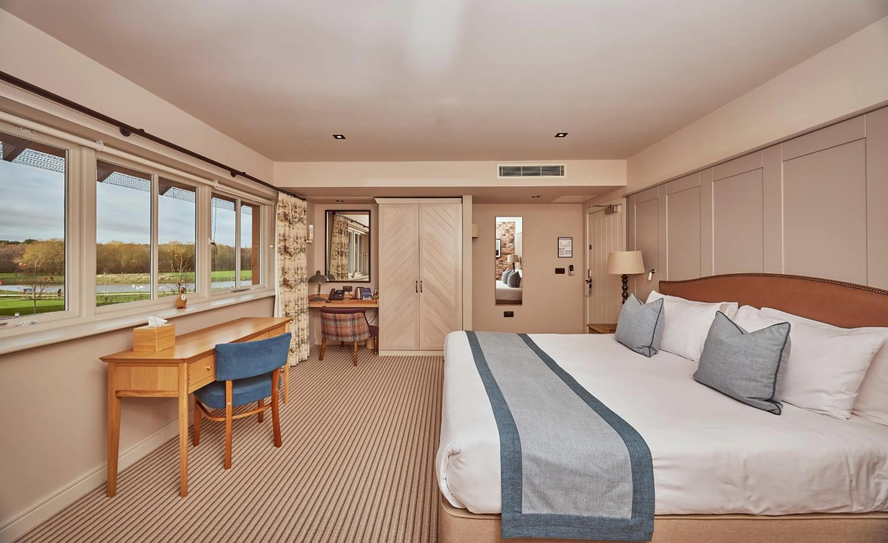 Photo of the whole room, Bed in Sandburn Hall