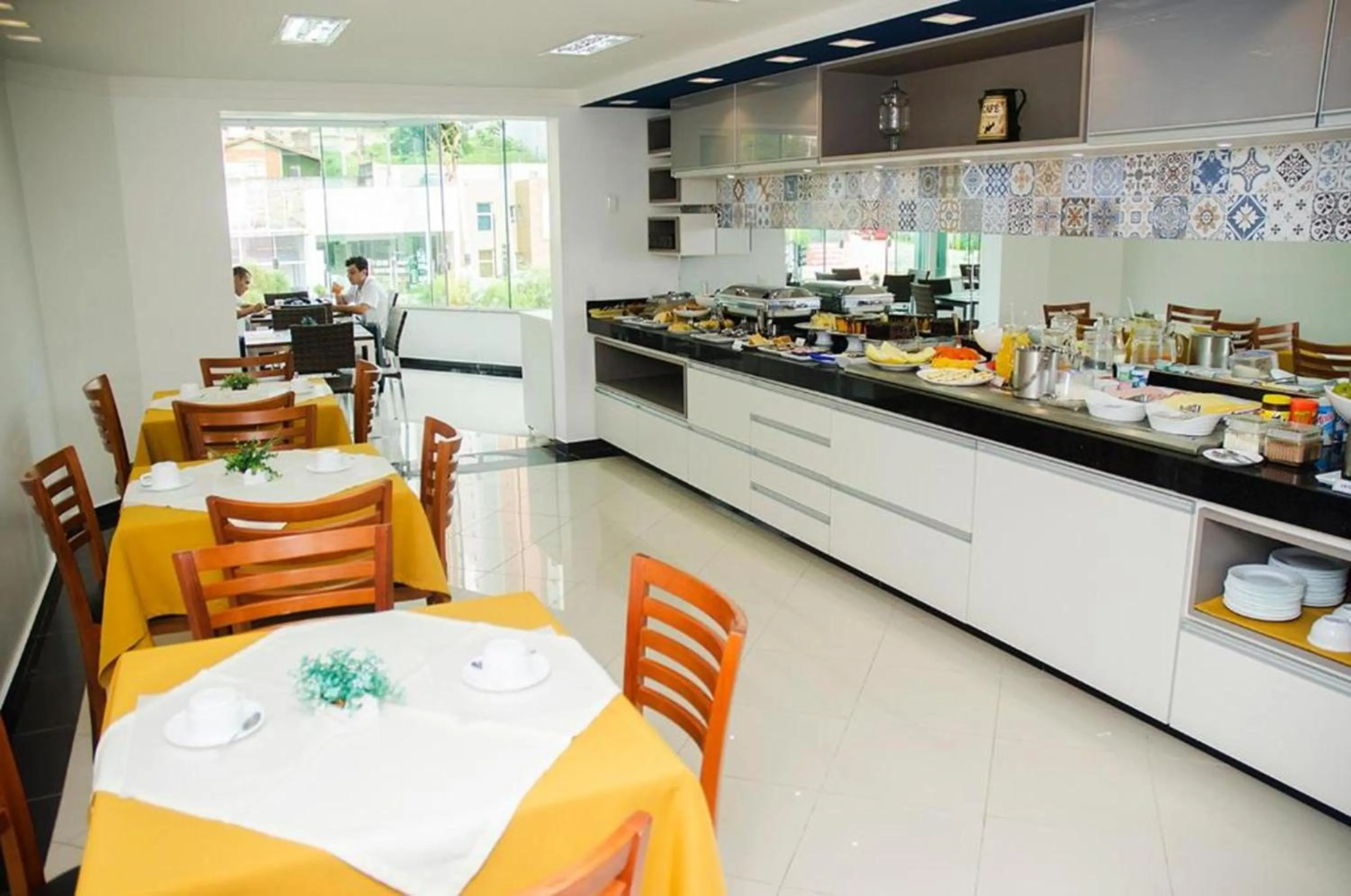 Restaurant/places to eat in Millian Hotel
