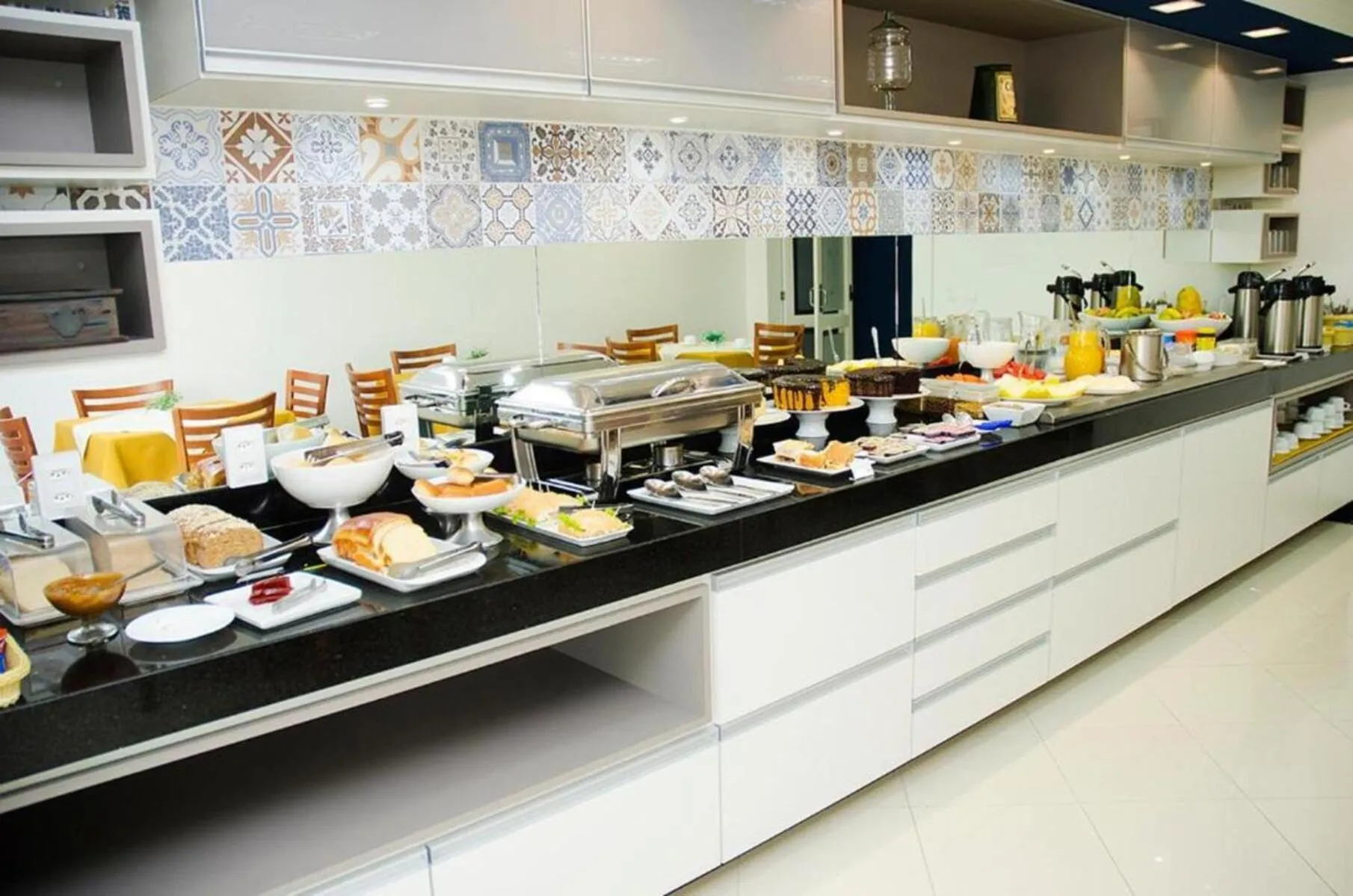 Restaurant/places to eat in Millian Hotel