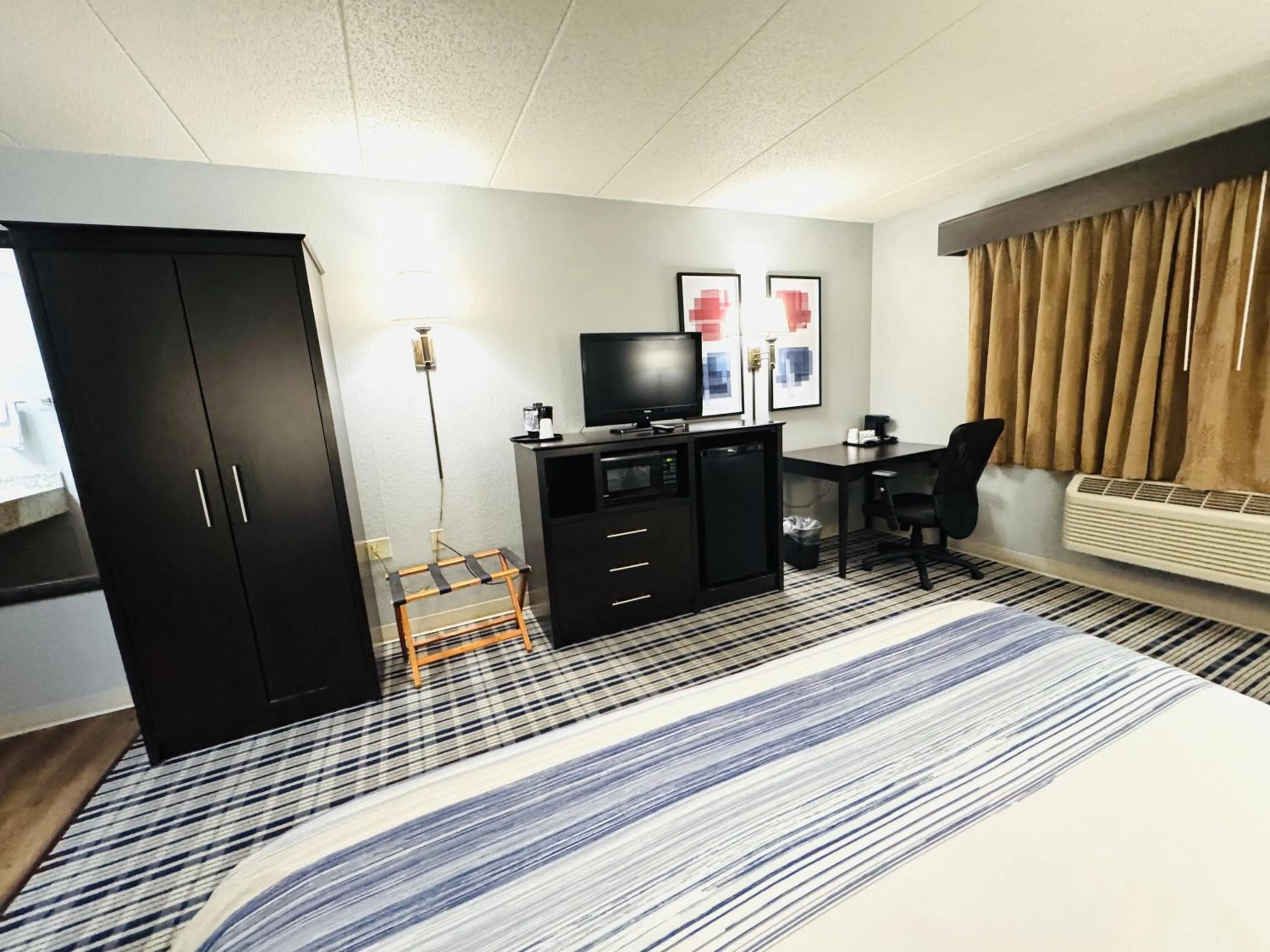 Bedroom, Bed in AmericInn by Wyndham Ames