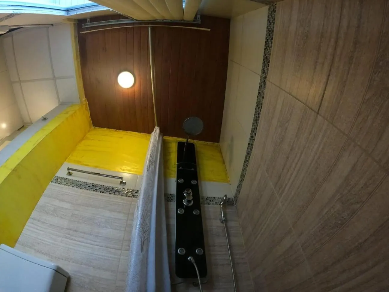 Shower in Tambo del Solar