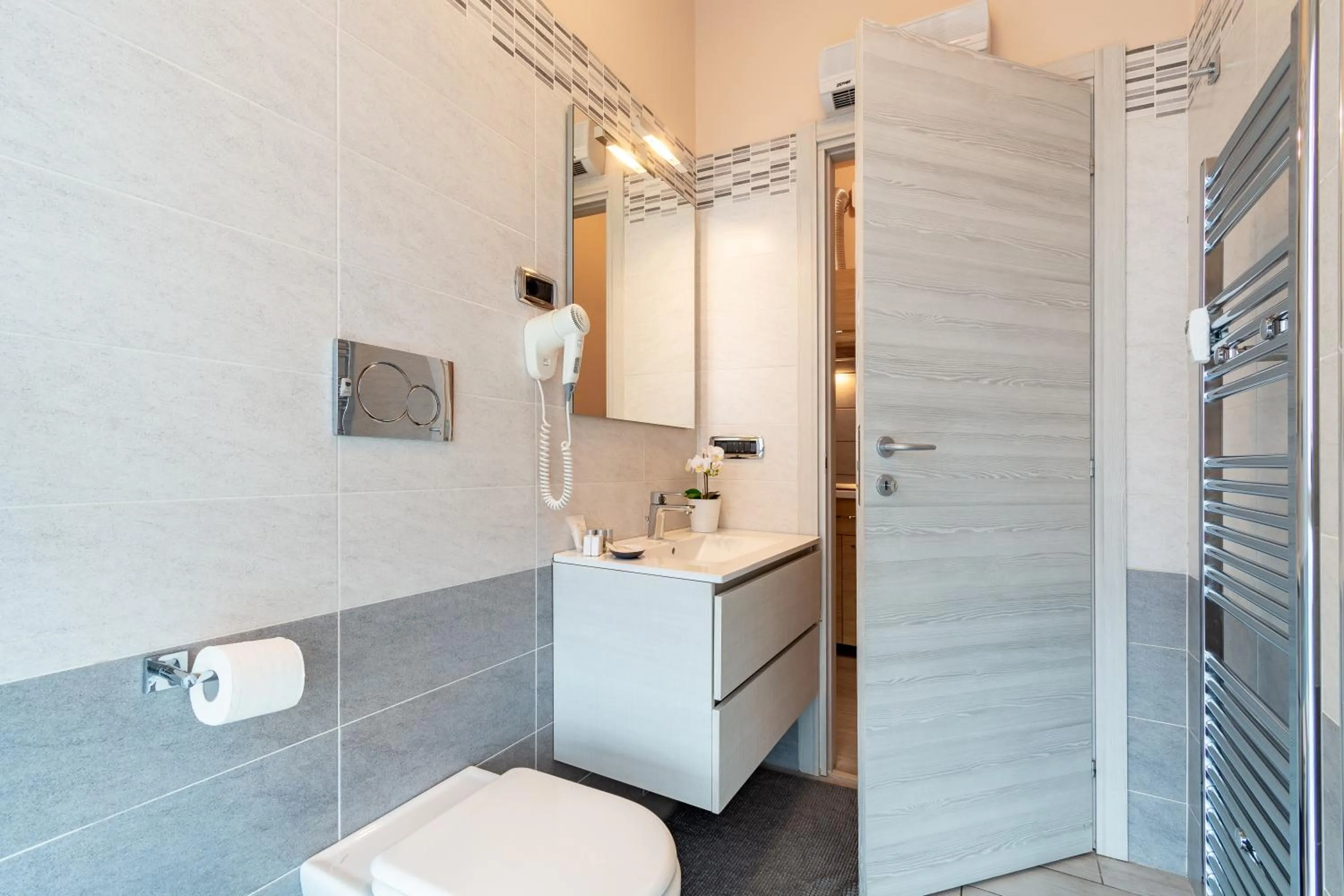 Bathroom in 4 Star Bologna Train Station - Self Check-In