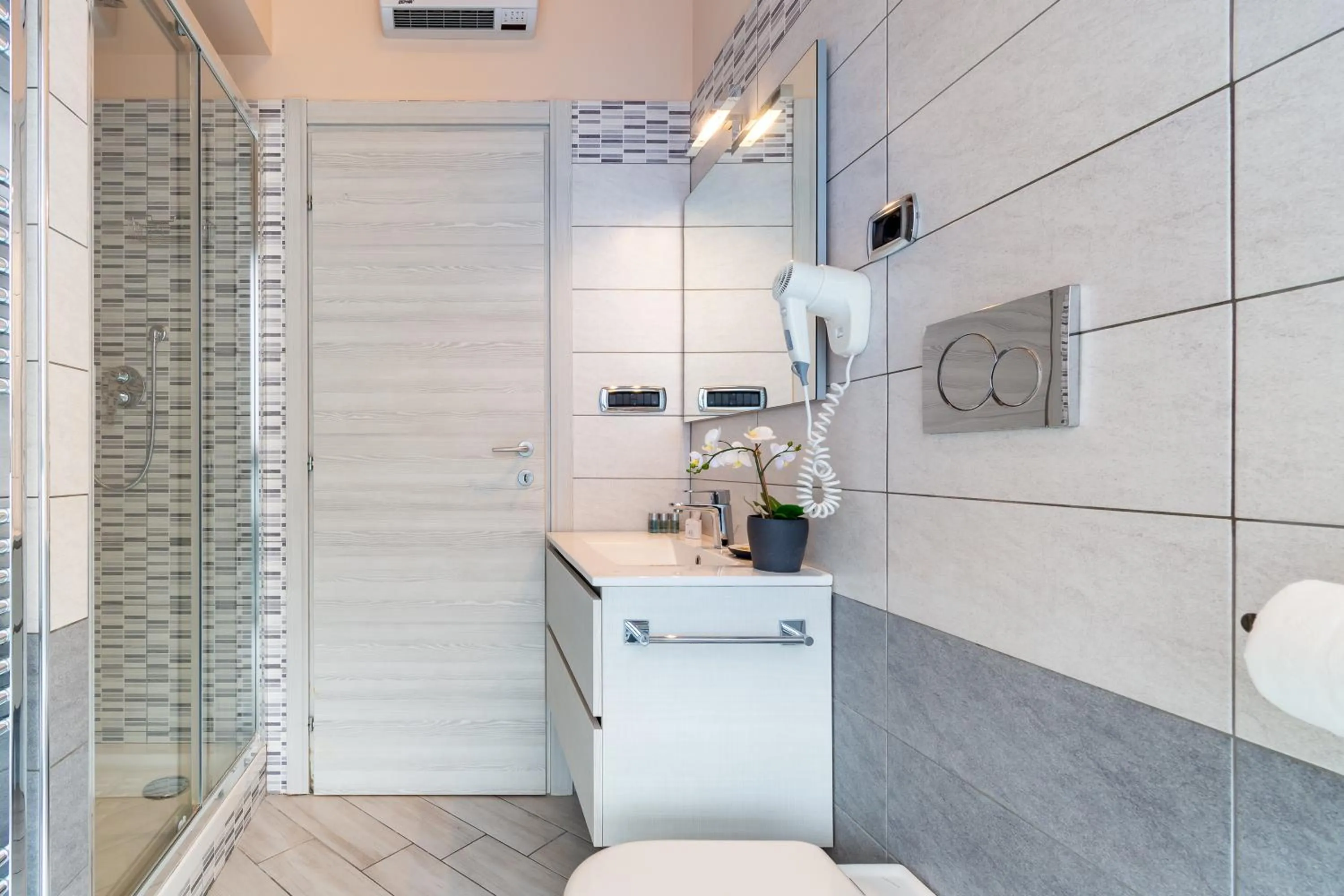 Bathroom in 4 Star Bologna Train Station - Self Check-In