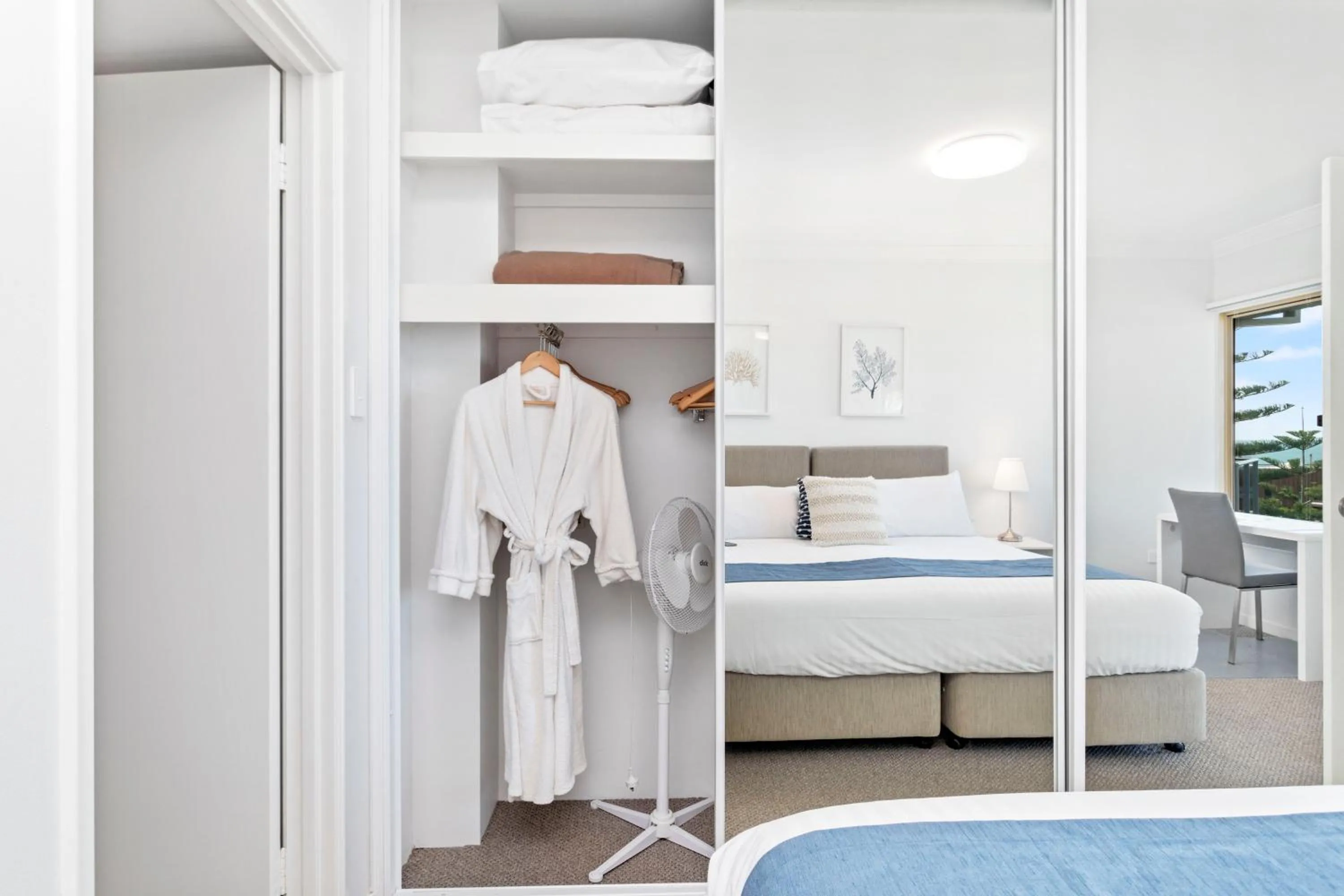 wardrobe, Bed in Suite 310 Sandcastles 3 Bedroom Deluxe