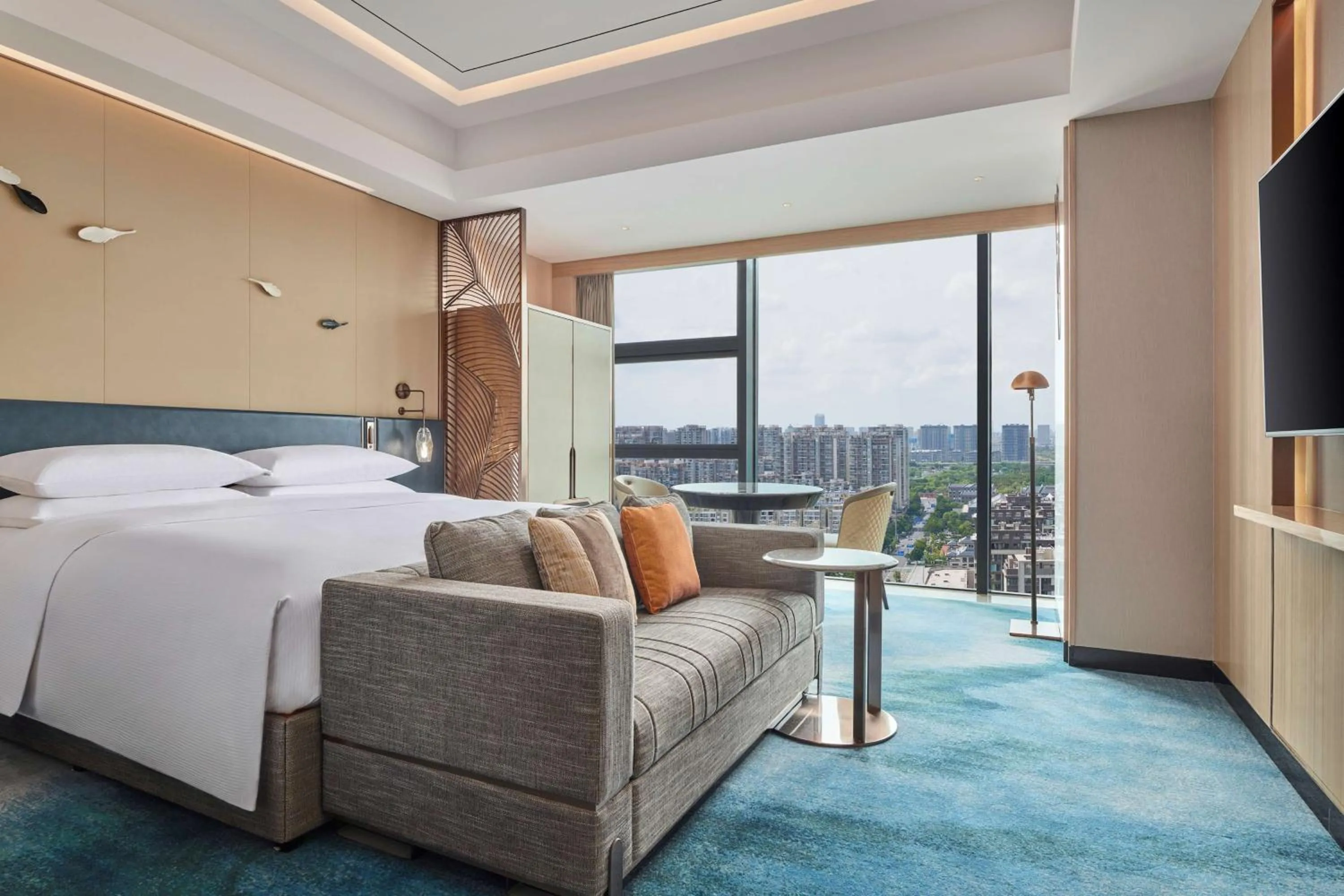 Seating area, Bed in Hilton Yancheng