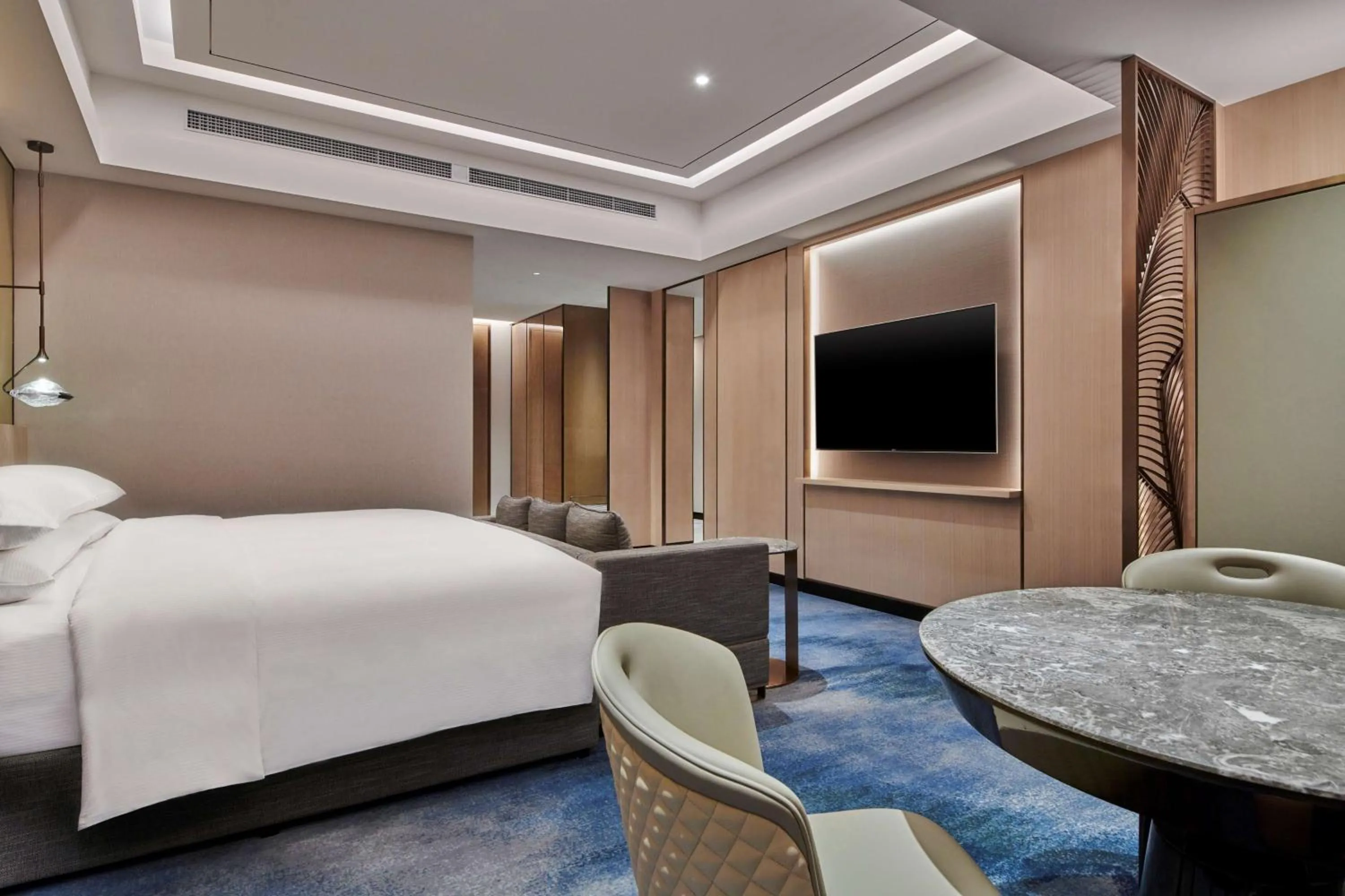 Seating area, Bed in Hilton Yancheng