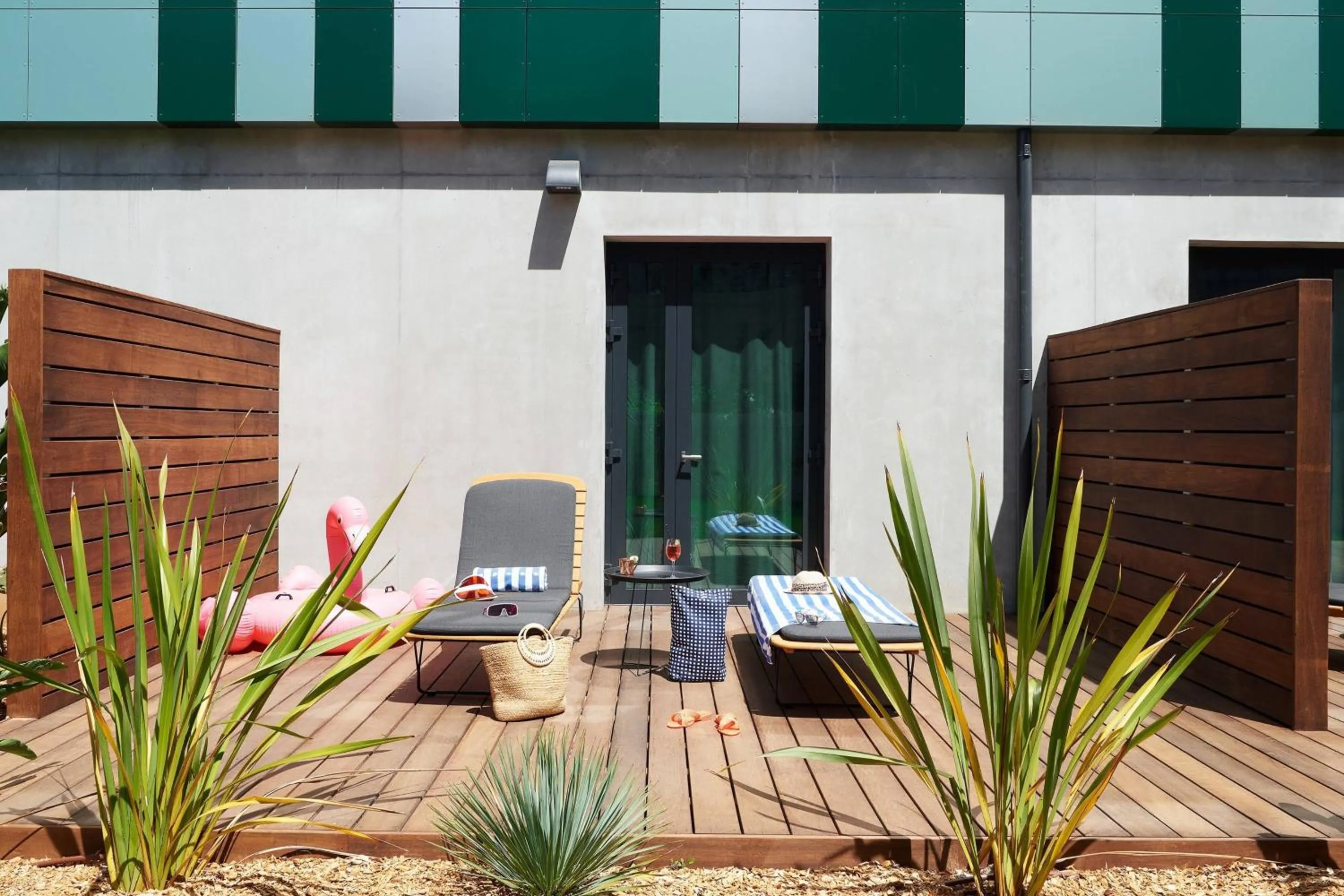 Photo of the whole room in Moxy Sophia Antipolis