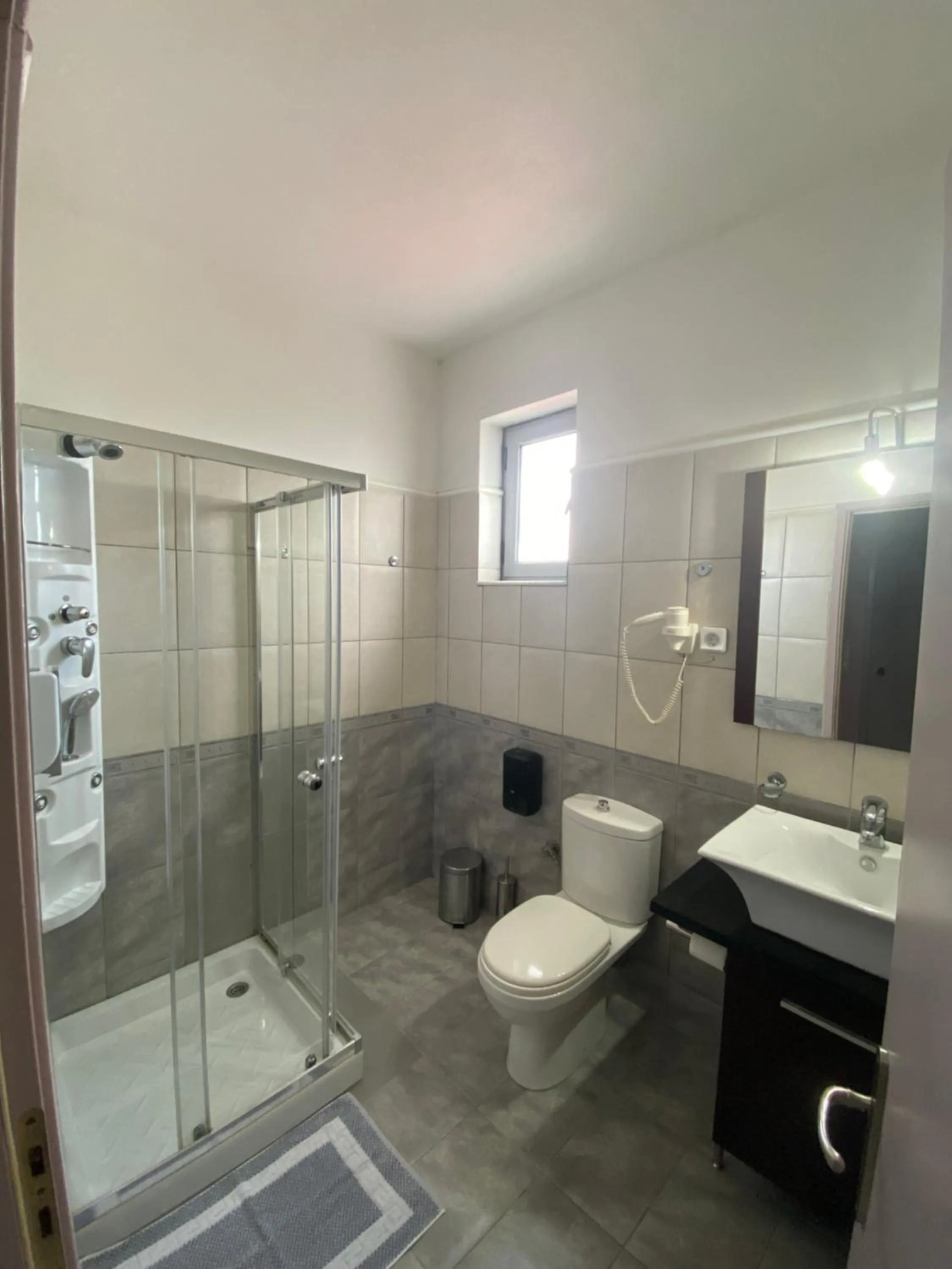 Bathroom in sozos inn hotel vonitsa