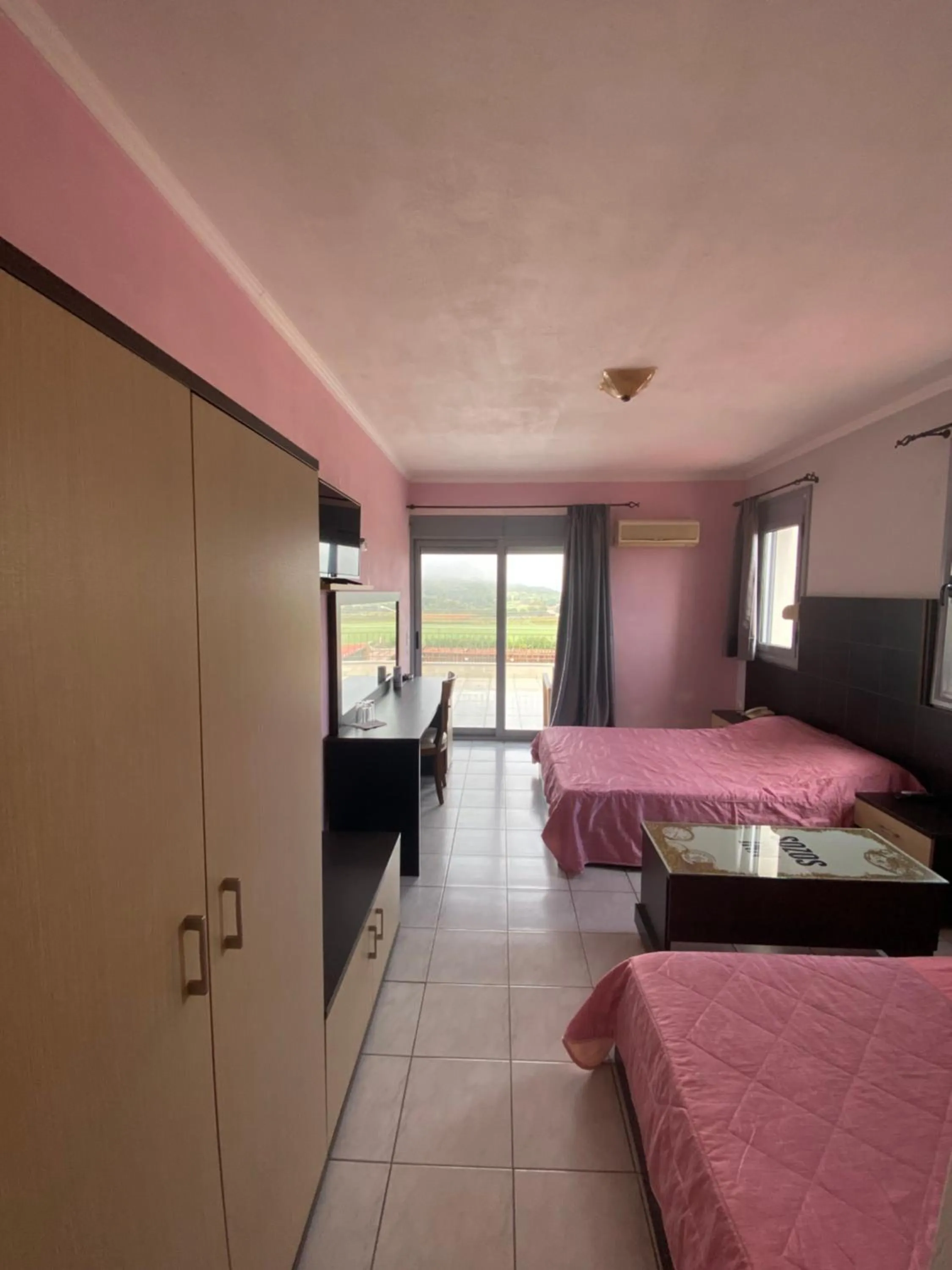 Photo of the whole room, Bed in sozos inn hotel vonitsa