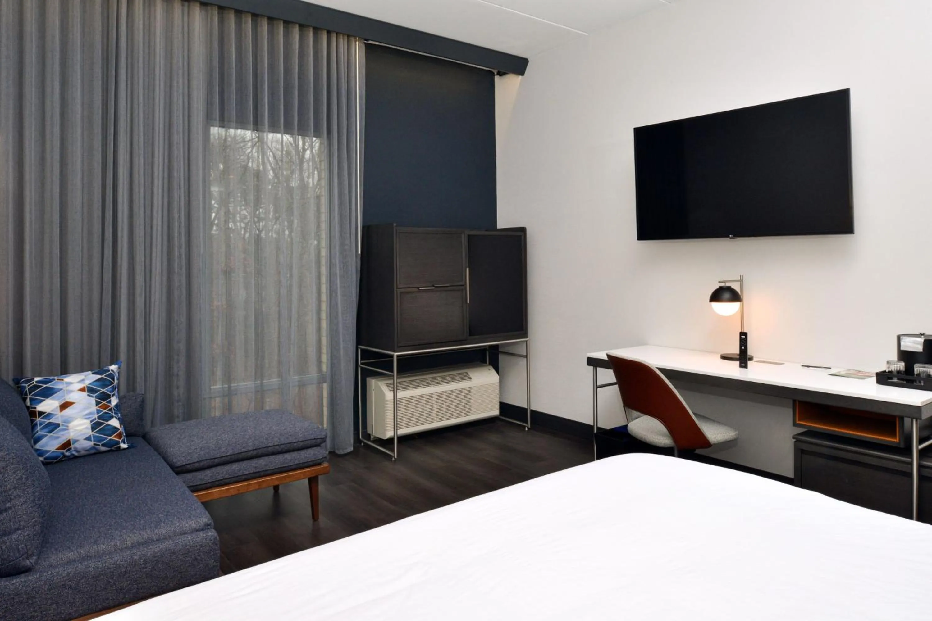 Photo of the whole room, Bed in Courtyard by Marriott Raleigh Cary Crossroads