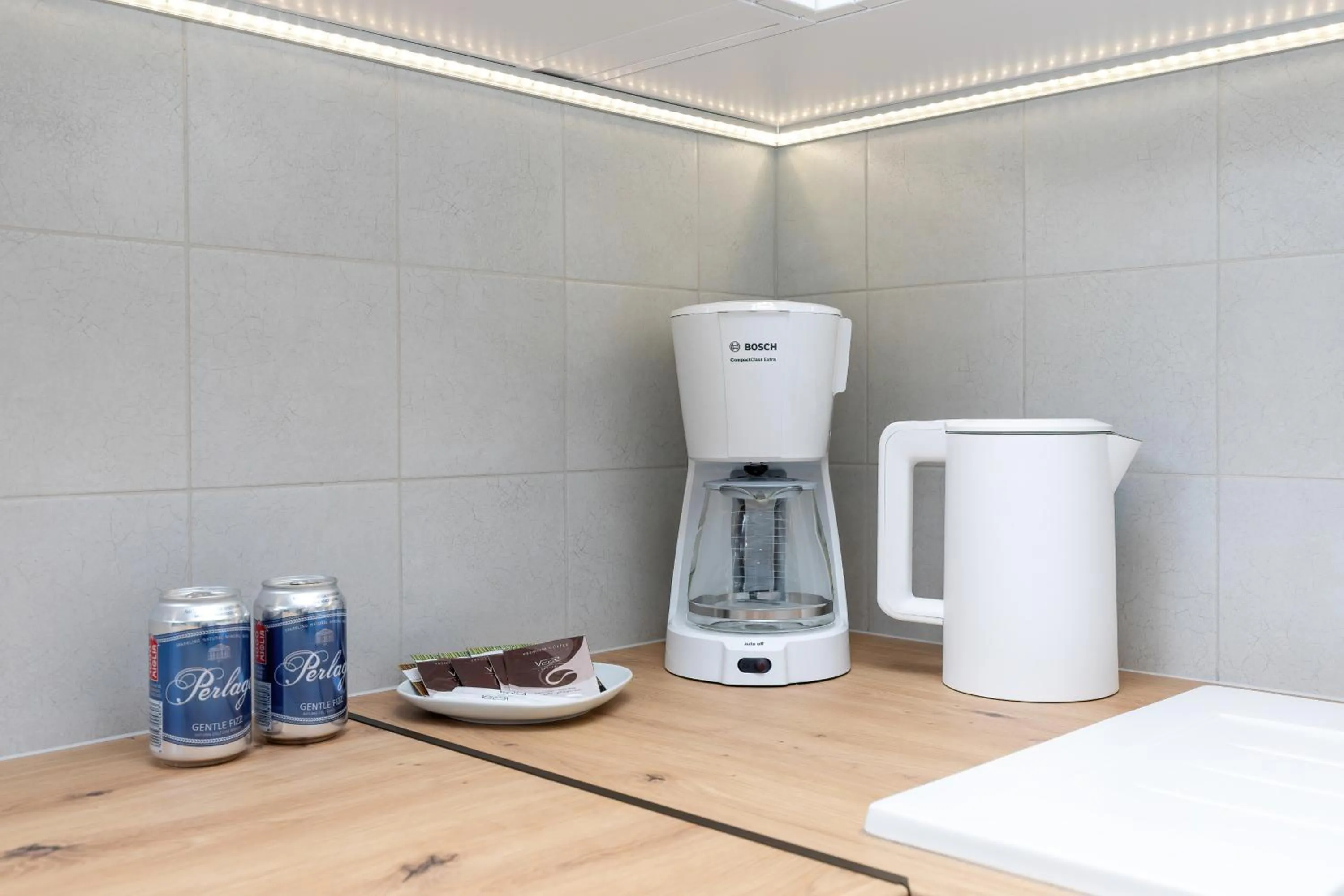 Coffee/tea facilities in Apartamenty Osiedle Bursztynowe II by Noclegi Renters