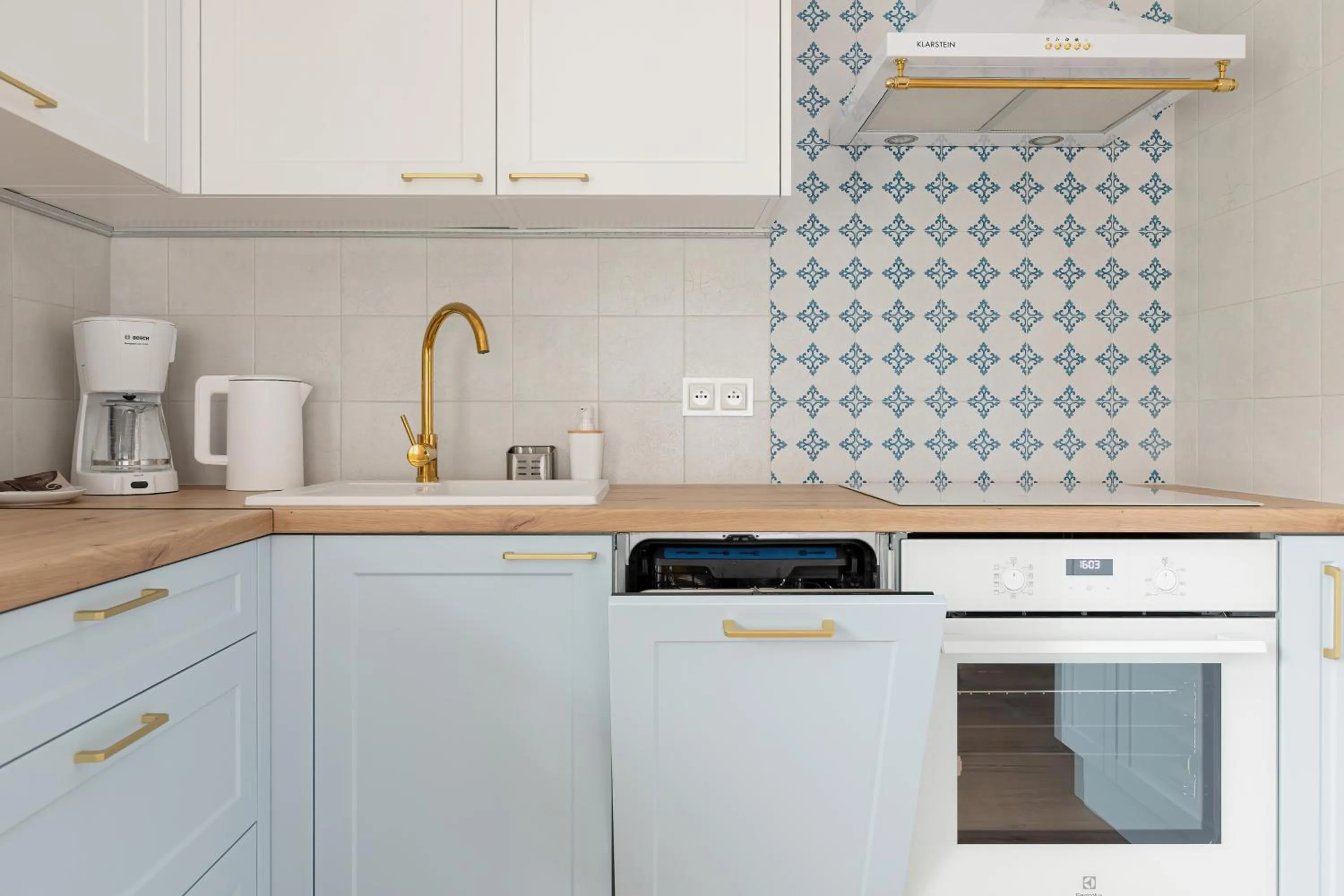 Coffee/tea facilities in Apartamenty Osiedle Bursztynowe II by Noclegi Renters
